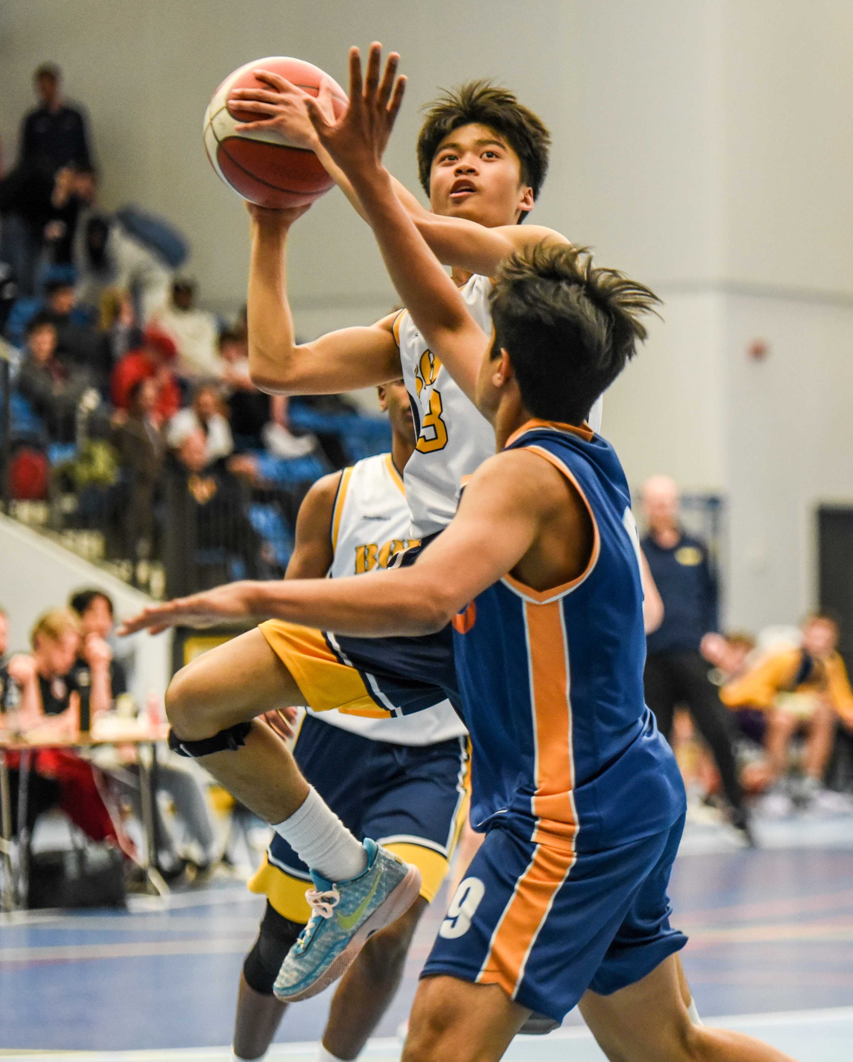 Matthew Garcia ble toppscorer med 24 poeng og kåret til MVP da Bøler slo EB85 91-70 i finalen i U16-NM på Hønefoss søndag. Her skyter han over EBs Raghvendra Singh Bhati.
FOTO: ERIK BERGLUND 