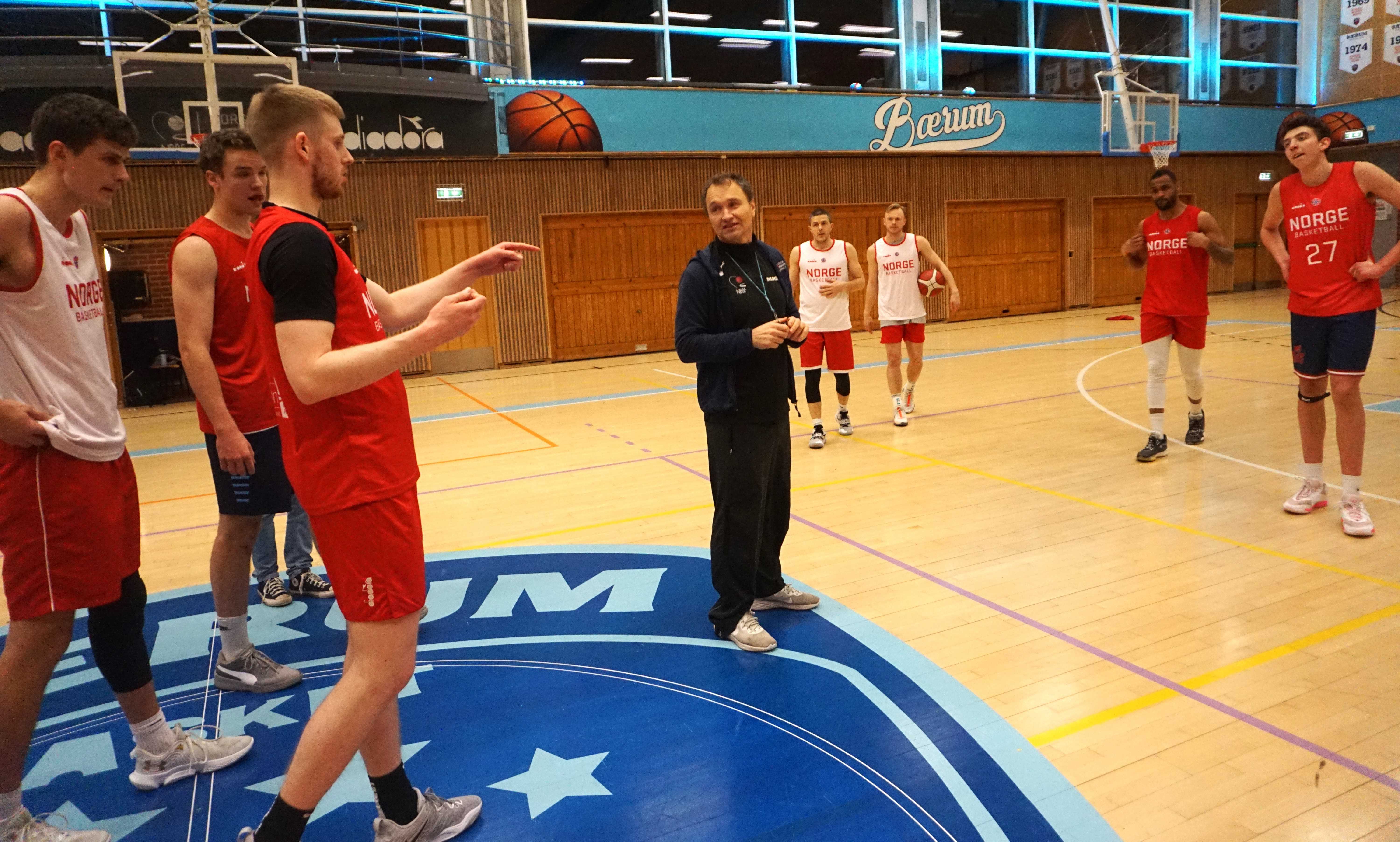 Landslagssjef Mathias Eckhoff får innspill fra Tobias Rotegård på mandagens trening i Nadderudhallen. Fra venstre ser vi Erik Borg, Emil Grosse, Rotegård, Eckhoff, Stian Mjøs, Harald Eika Frey, Chris-Ebou Ndow og William Ljones Kruse.
FOTO: ARILD SANDVEN 