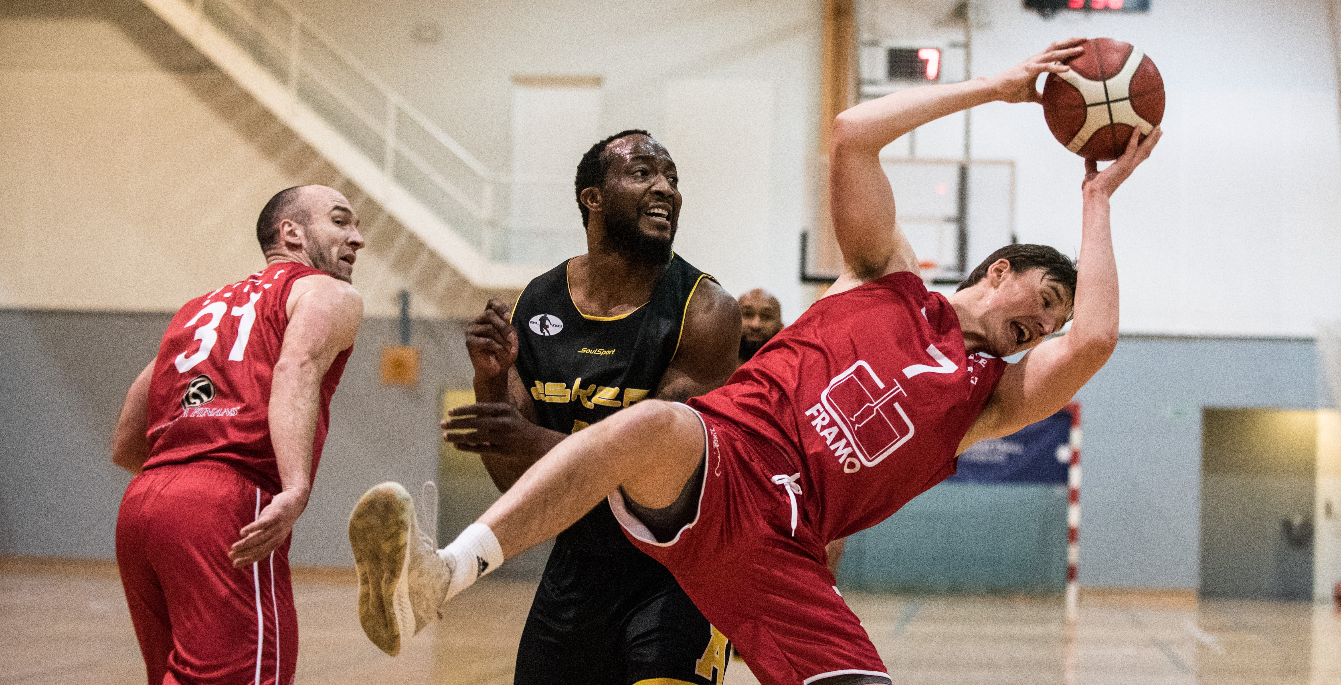 Eivind Lamo (som tar returen) og Milovan Savic kom tidlig i foultrøbbel mot Fyllingen, men etter hvert ledet Gimle så komfortabelt (86-60) at de satt på benken hele siste periode. Bildet er fra bortekampen mot Asker Aliens og Djo Loo Yele. FOTO: ERIK BERGLUND