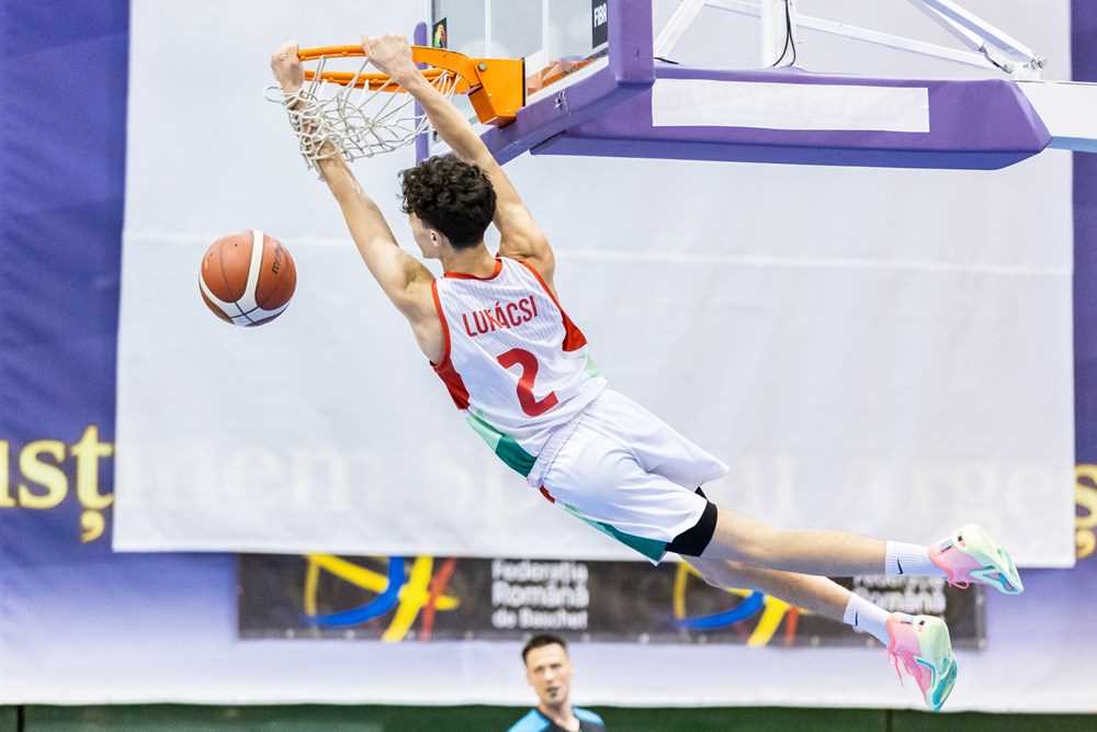 Ungarn løp inn 34 poeng på fastbreaks og klinte til med fem dunker mot Norge. Her er det Gabor Lukacsi som morer seg.
FOTO: FIBA.COM 