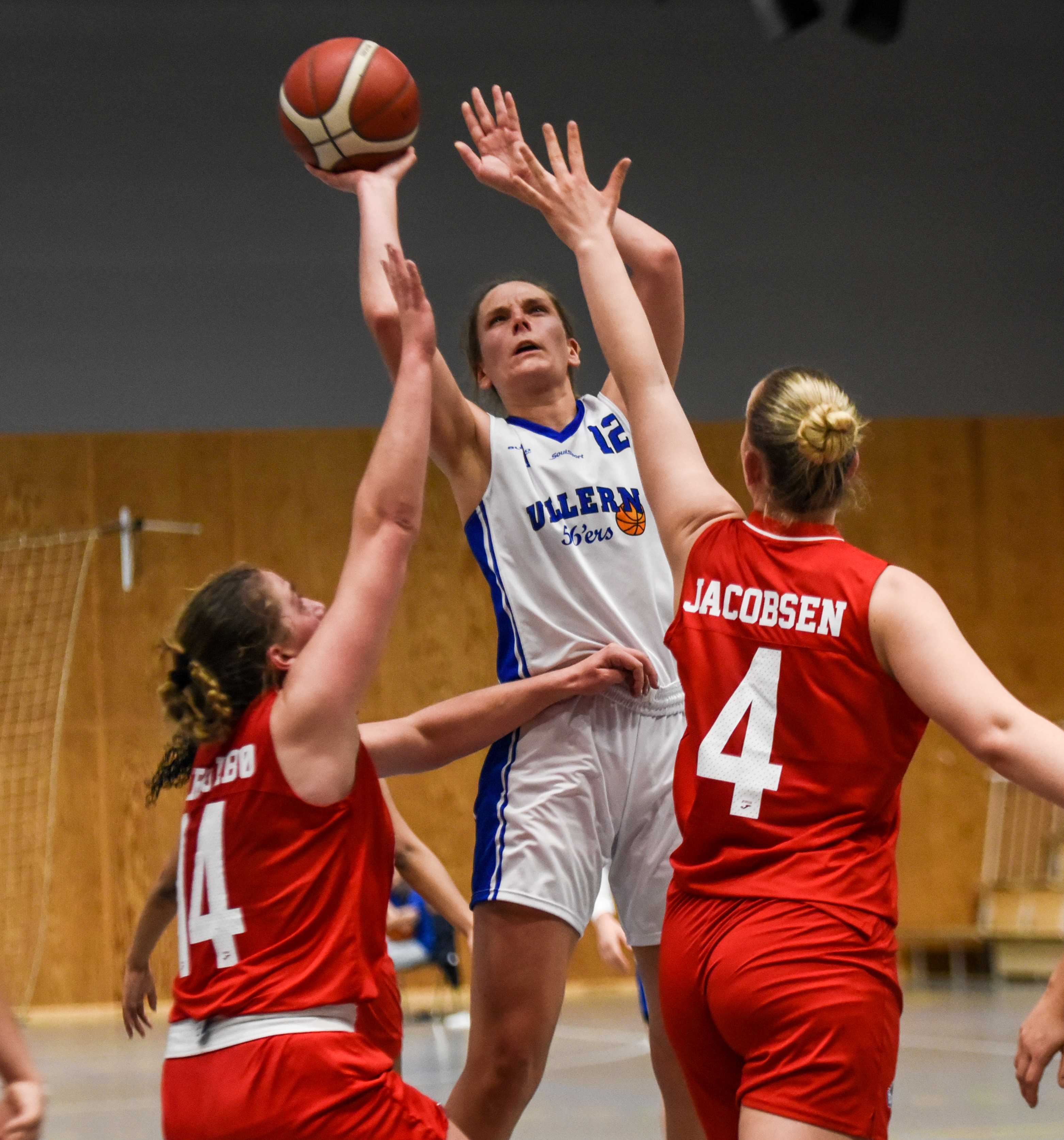 Tori Solberg Halvorsen hadde 24 poeng og 17 returer da Ulriken ble slått 90-83 etter ekstraomgang i Ullern Flerbrukshall lørdag. Her skyter Ullern-kapteinen over Kari Kyrkjebø (til venstre) og Synne Jacobsen.
FOTO: ERIK B. BERGLUND 