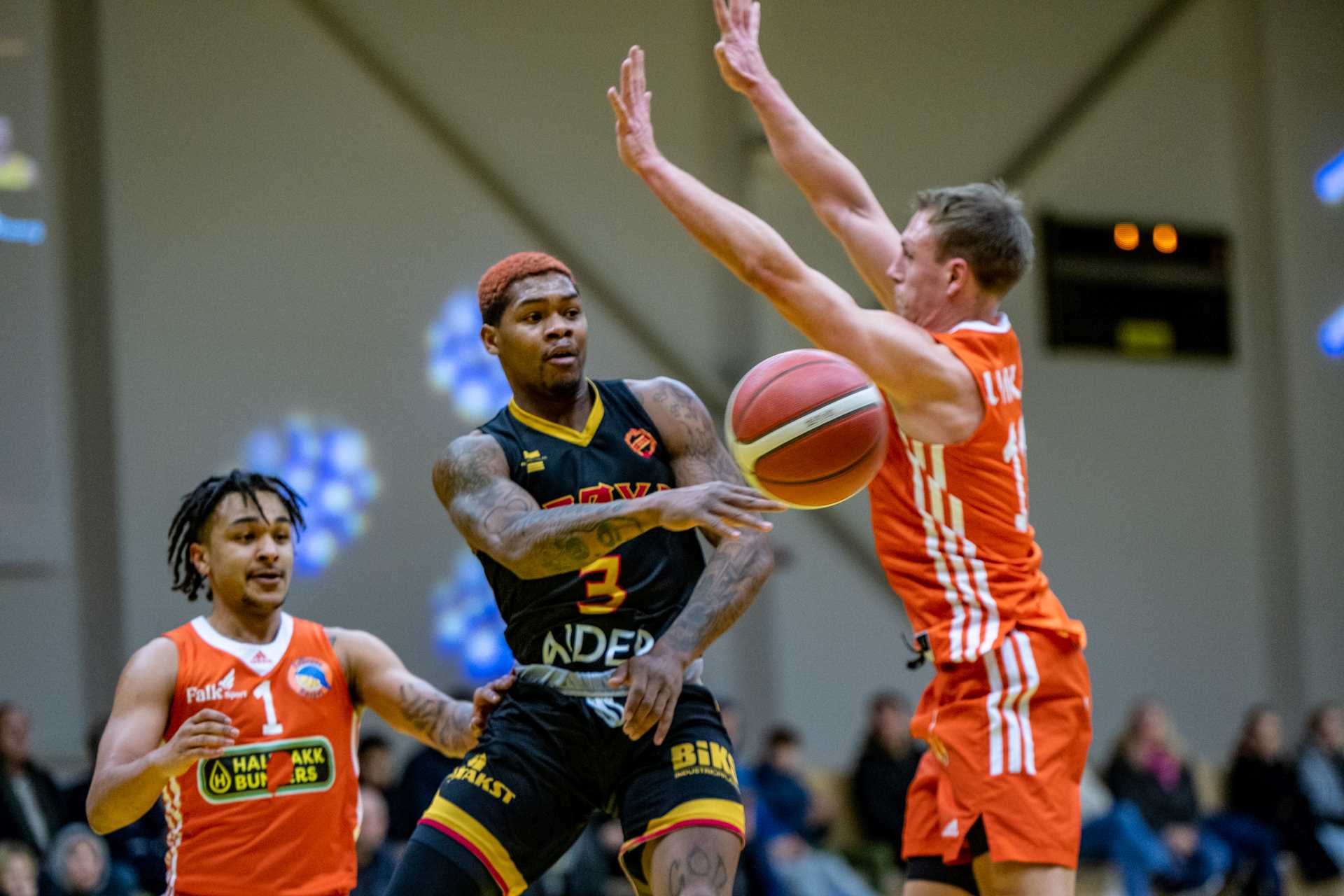 John Knight førte an for Frøya med 35 poeng, 9 returer og 5 assists, men ble sendt av banen med diskvalifiserende foul 6 sekunder før slutt og får karantene i kommende helgs hjemmekamp mot Ammerud. Bildet er fra møtet mellom Frøya og Fyllingen 7. desember, med Knight i aksjon mellom Jacob Røysland (nr 1) og Nikolas Skouen.
FOTO: ASTRID HAGLAND GJERDE 