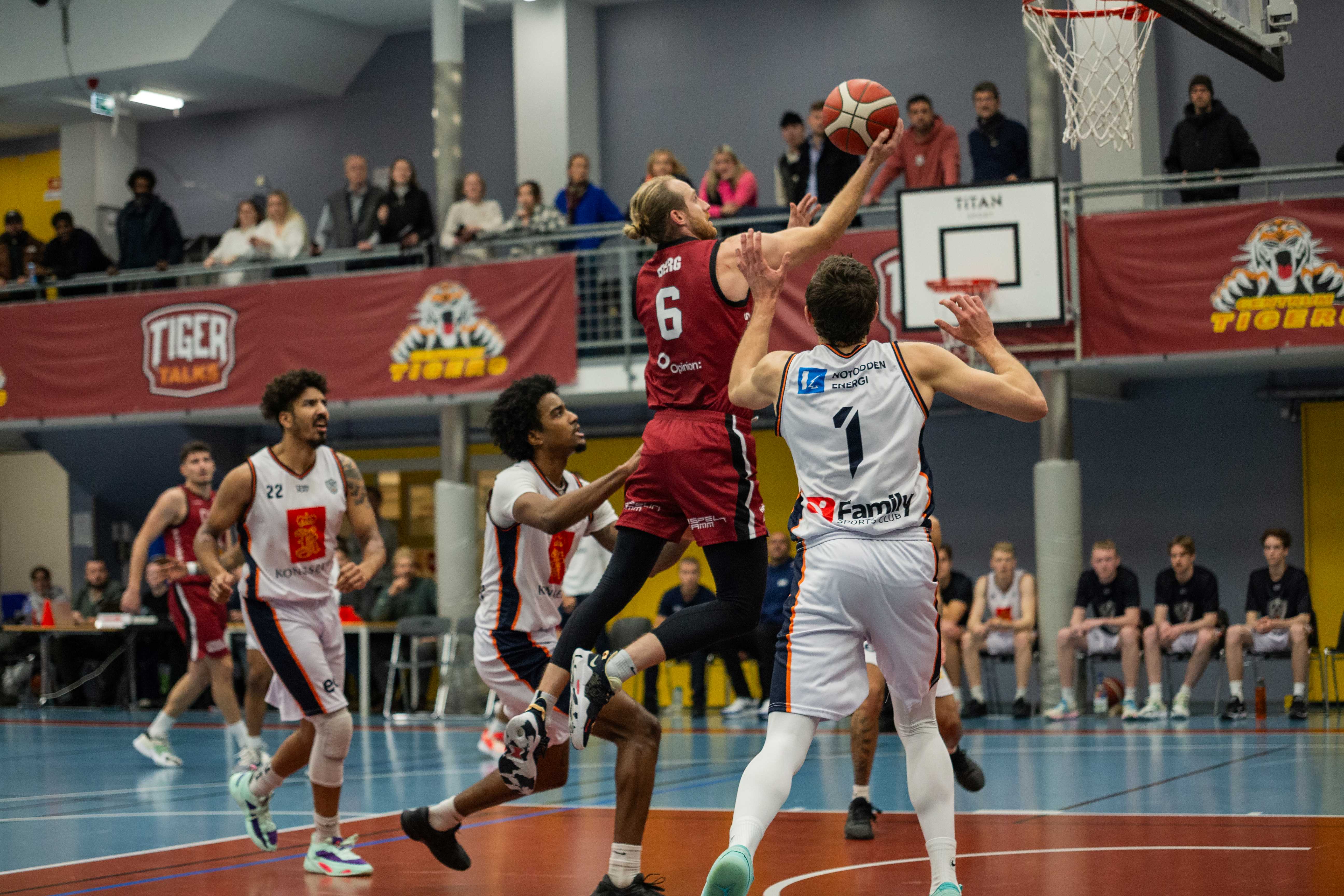 Stian Emil Berg toppscorer med 18 poeng da Centrum Tigers slo Kongsberg Miners 70-67, scoret 7 av poengene i fjerde periode og utfordret hele veien gjestenes forsvar med giftige driver. Her har veteranen kommet seg fri mellom Jordan Roberts og Marin Mornar, mens også Aly Hudgins (til venstre) må erkjenne at Centrum og Berg legger to nye poeng.
FOTO: SIMEON BACOLOD 