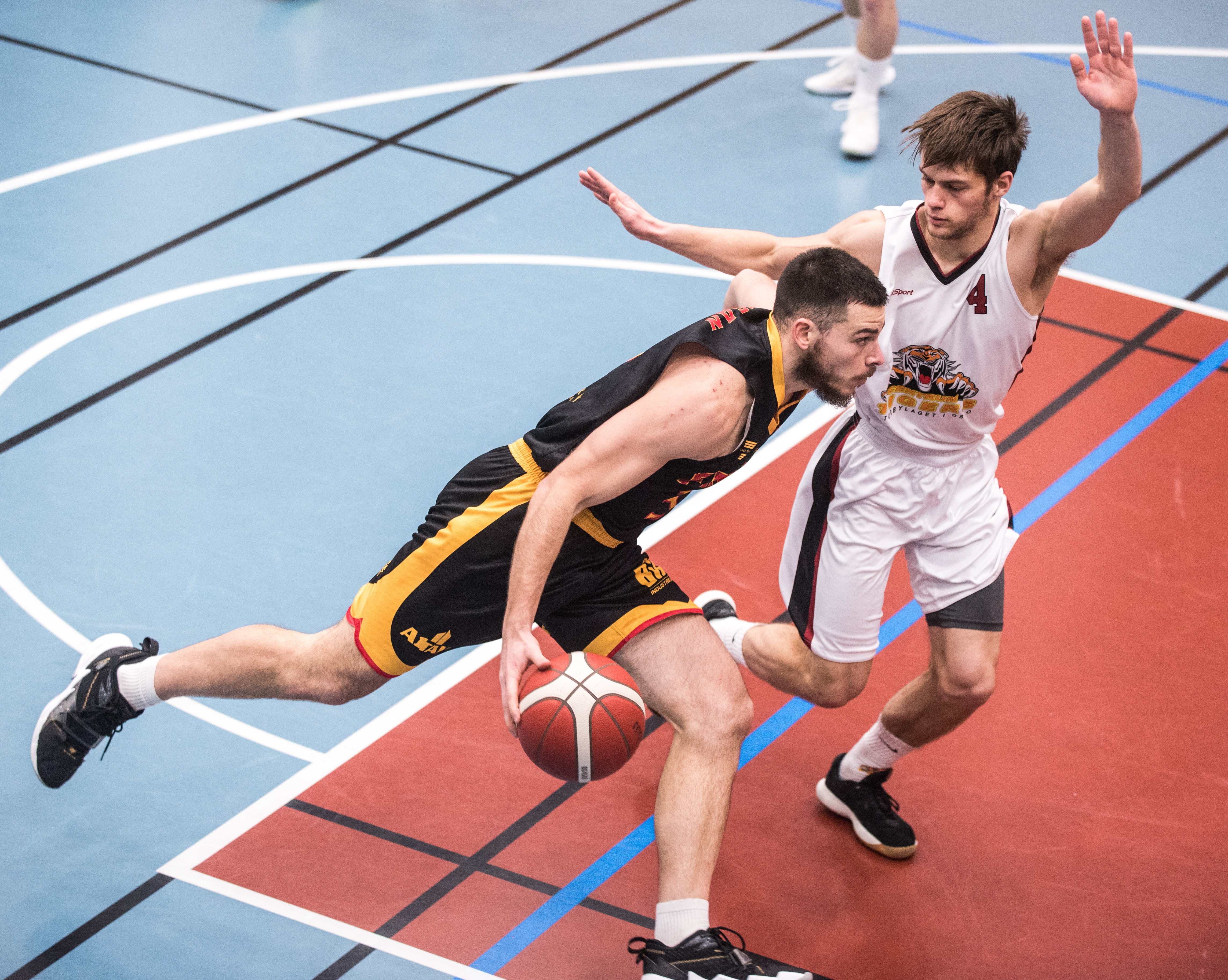 BLNO-toppscorer Devin Gilligan i en drive mot Centrum-kaptein Johan Flaa i lørdagens kamp. Frøya vant 77-67 og Gilligan var lagets mestscorende spiller med 17 poeng. Men etter kampen var amerikaneren selvkritisk og skrøt bare av unggutta i Frøya-laget.
FOTO: ERIK BERGLUND    