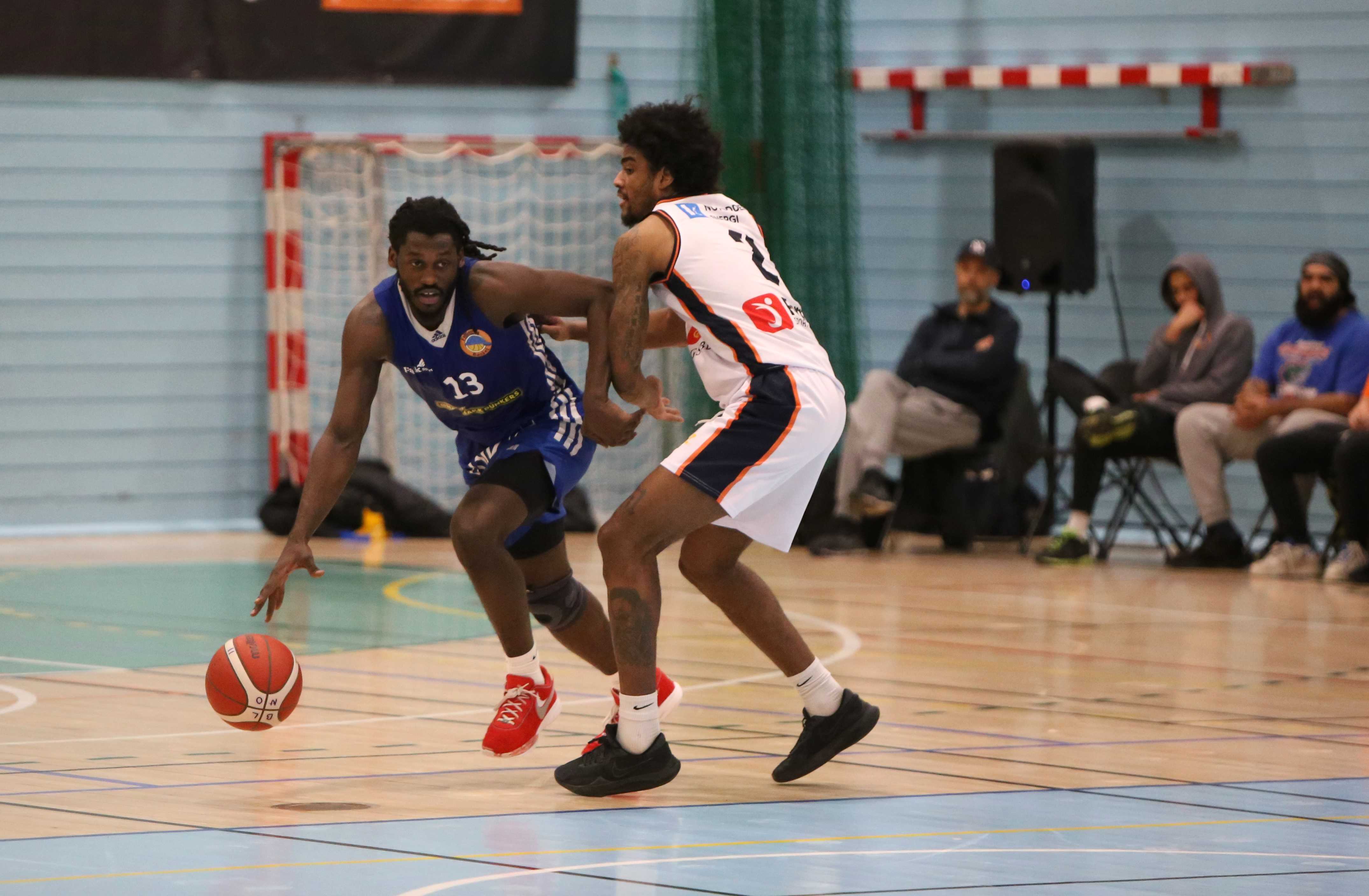 Isaac Likekele var den store spilleren i Fyllingsdalshallen og bare en assist unna en triple-double med sine 27 poeng, 15 returer og 9 assists. Den tidligere U19-verdensmesteren hadde også flest steals i kampen, 5. Her i en drive mot Jordan Roberts.
FOTO: TROND SPURKELAND 