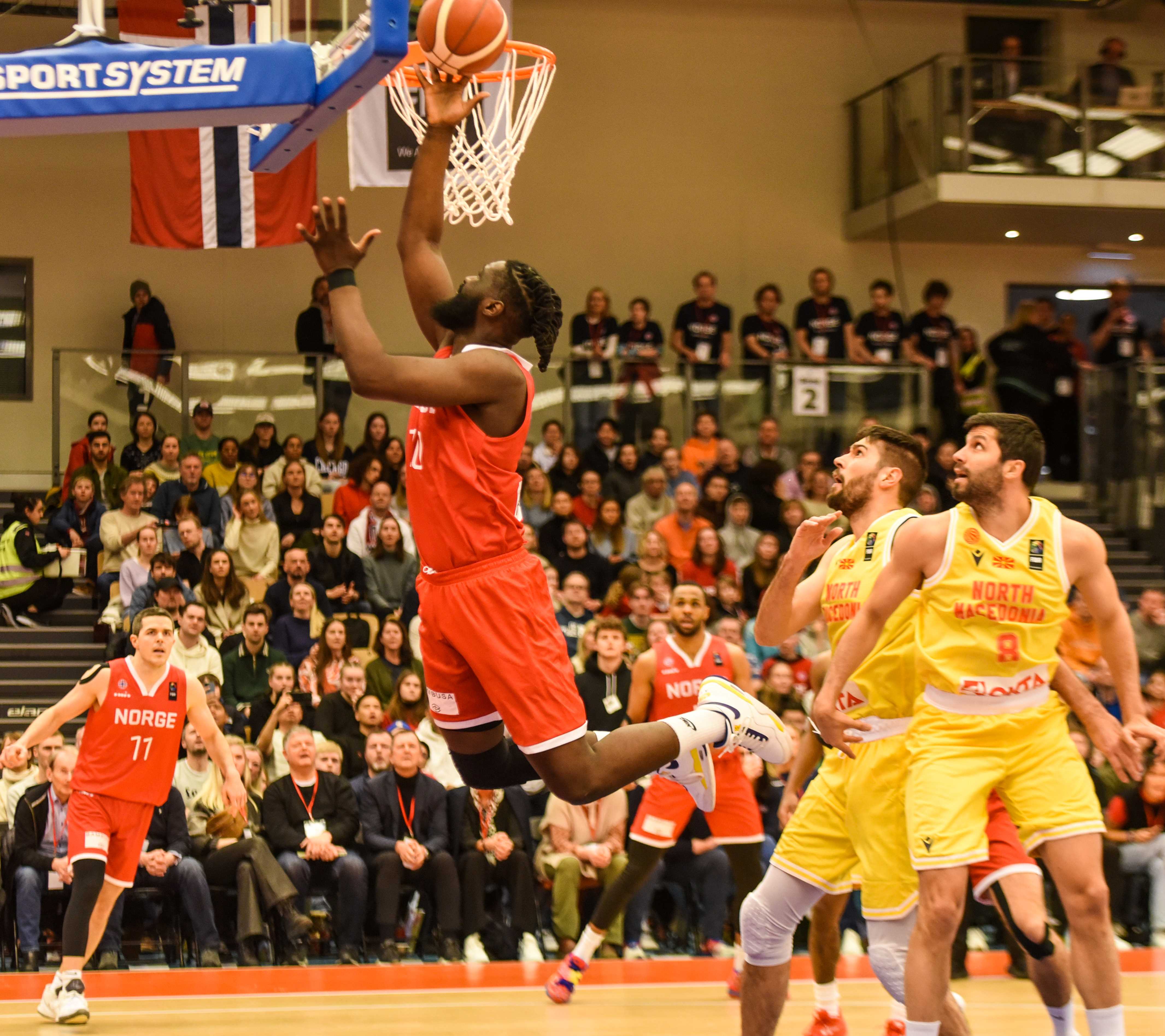 Karamo Jawara legger to poeng for Norge mot Nord-Makedonia i et fullsatt Nordstrand Arena 26. februar i år. Bak i bildet ser vi Stian Mjøs og Chris-Ebou Ndow. Nå blir det to nye hjemmekamper for senior menn i samme arena i VM-kvalifisering. 
FOTO: ERIK B. BERGLUND 