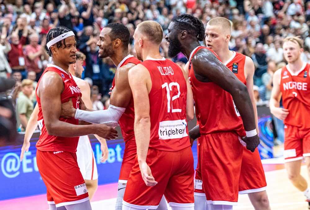 En jubelferd fra start til mål: Norge ledet i 39 minutter og 16 sekunder mot Danmark, hadde 32-12 etter 8 minutter og vant med utklassingssifrene 99-75. Her har Bouna Black Ndiaye nettopp scoret og blir hyllet av fra venstre Chris-Ebou Ndow, Mikkel Kolstad, Karamo Jawara og Jørgen Odfjell, mens Harald Eika Frey kommer løpende til. 
FOTO: ASTRID HAGLAND GJERDE 