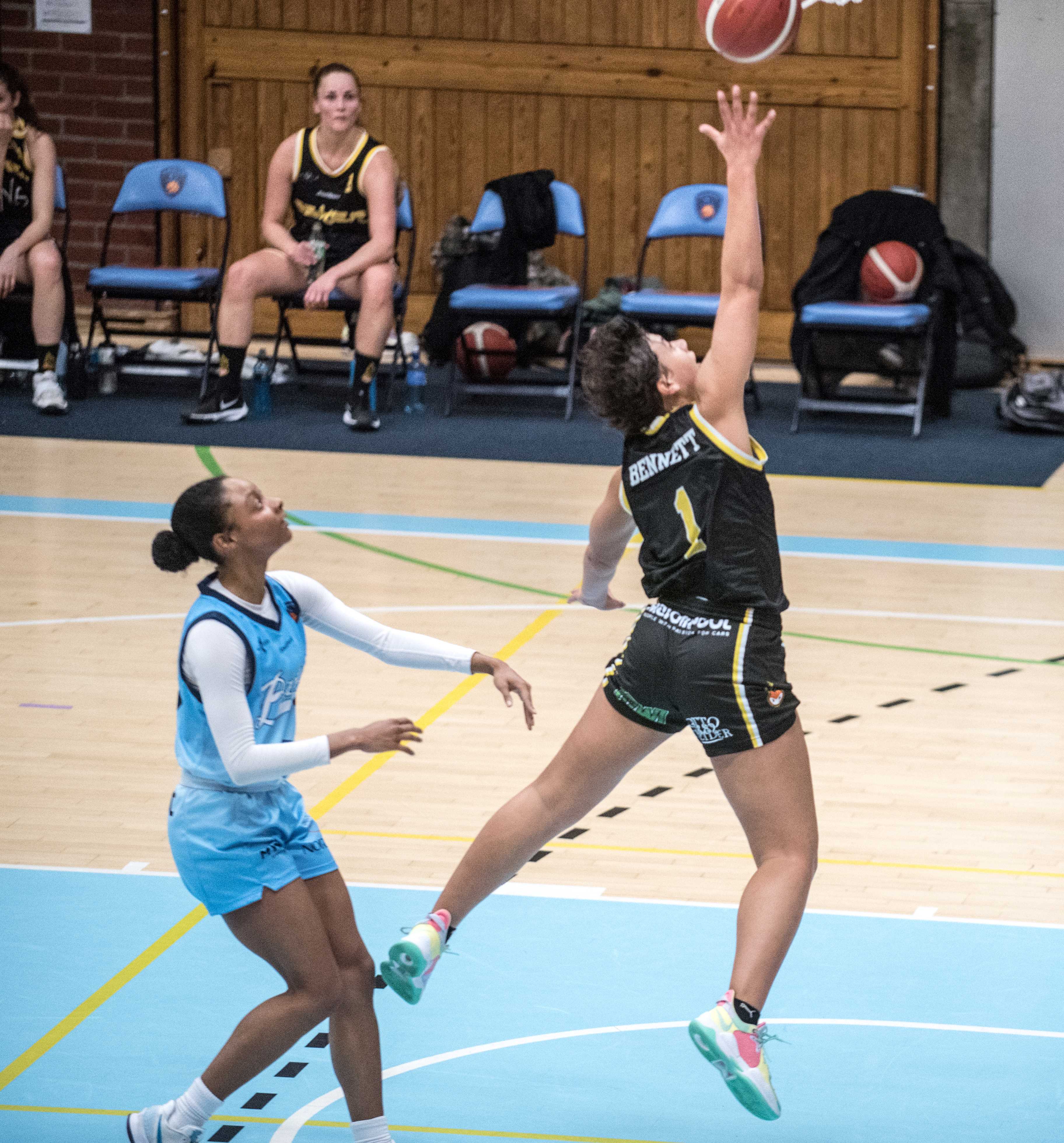 Tayler Bennett har satt fart i Asker Aliens og leverte en solid kamp mot Bærum med 20 poeng, 8 assists og 6 returer. Her scorer hun etter fastbreak og med Raziyah Farrington i hælene.
FOTO: ERIK BERGLUND   