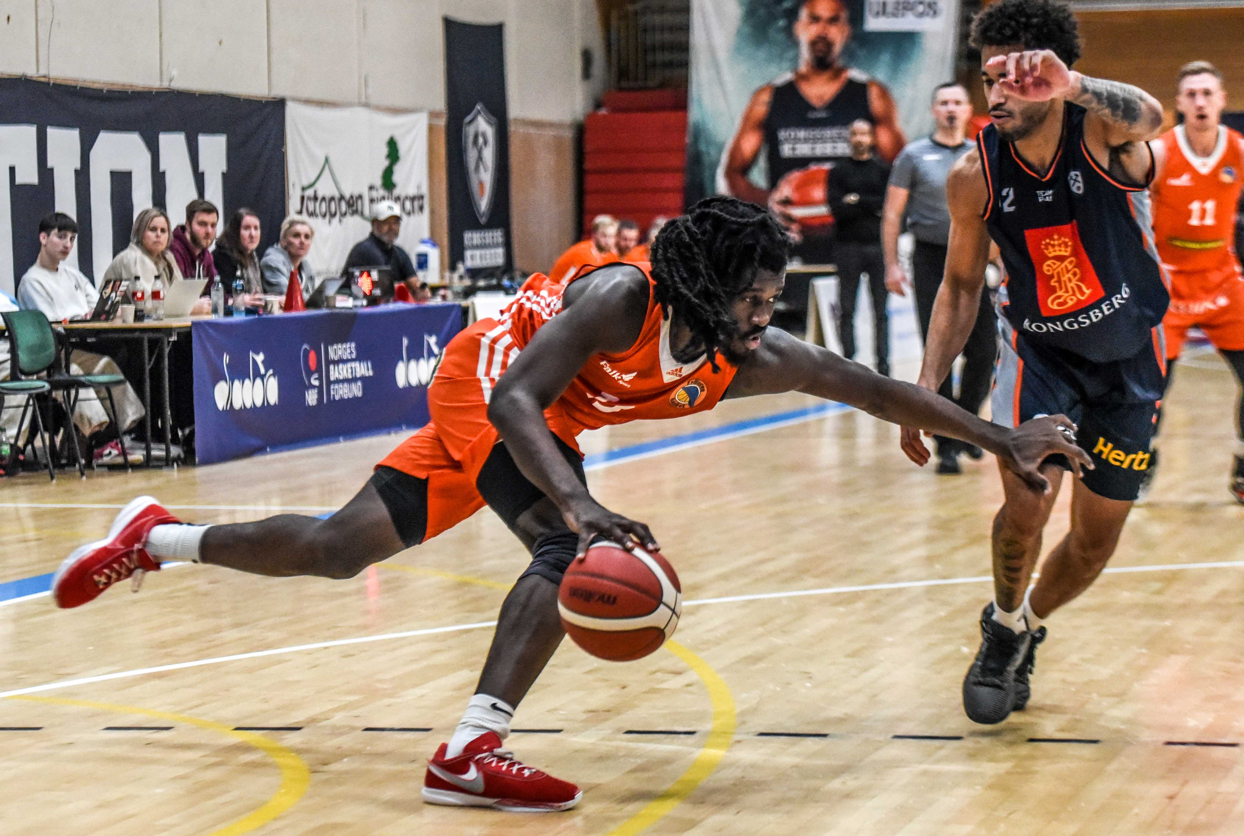 Isaac Likekele skapte mye på egen hånd og dominerte med 23 poeng, 10 returer, 9 assists og 4 steals da Fyllingen slo Kongsberg Miners 105-86. Her er den tidligere U19-verdensmesteren i en drive mot Miners-kaptein William Lybæk.
FOTO: ERIK B. BERGLUND 