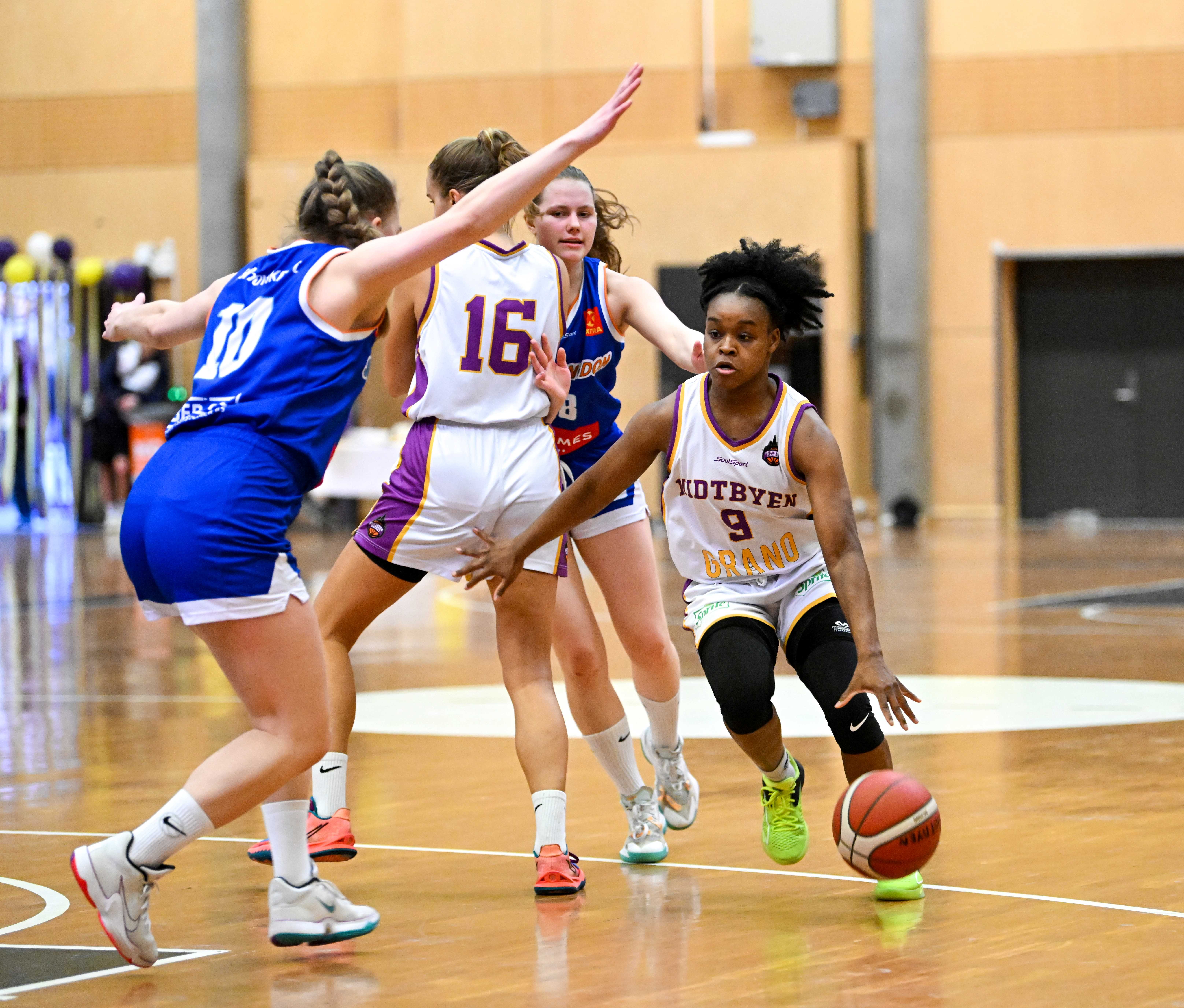 Midtbyens amerikanske pointguard Dominique Leonidas dominerte mot Tromsø Storm Ungdom og endte med 21 poeng og 12 returer. Her i en drive mot Nora Kristine Karlsen. Bak i bildet passer Nina Nyegaarden (nr 16) på Andrea Karlsen.
FOTO: LARS RUNE SKAUG 