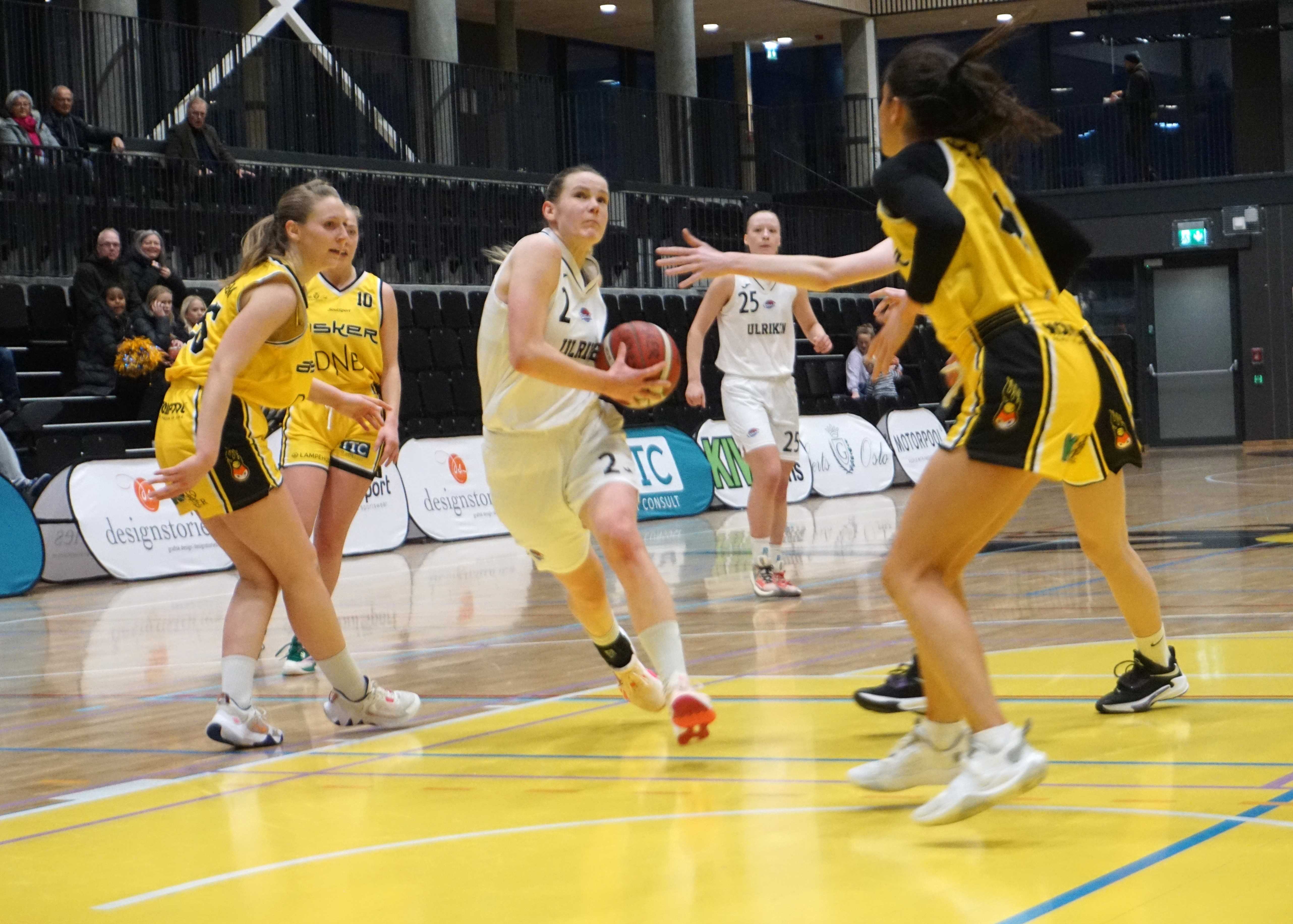 Stine Austgulen la 5 av 11 trepoengere og var kampens ledende spiller med 31 poeng og 9 returer da Ulriken slo Asker 102-70. Her er gjestenes kaptein i en drive mellom Kristine Lindholm (til venstre) og Natalie Villaflor. Bak ser vi Andrine Bergseth (delvis skjult) og Anna Hovig Wikstrøm.
FOTO: ARILD SANDVEN 