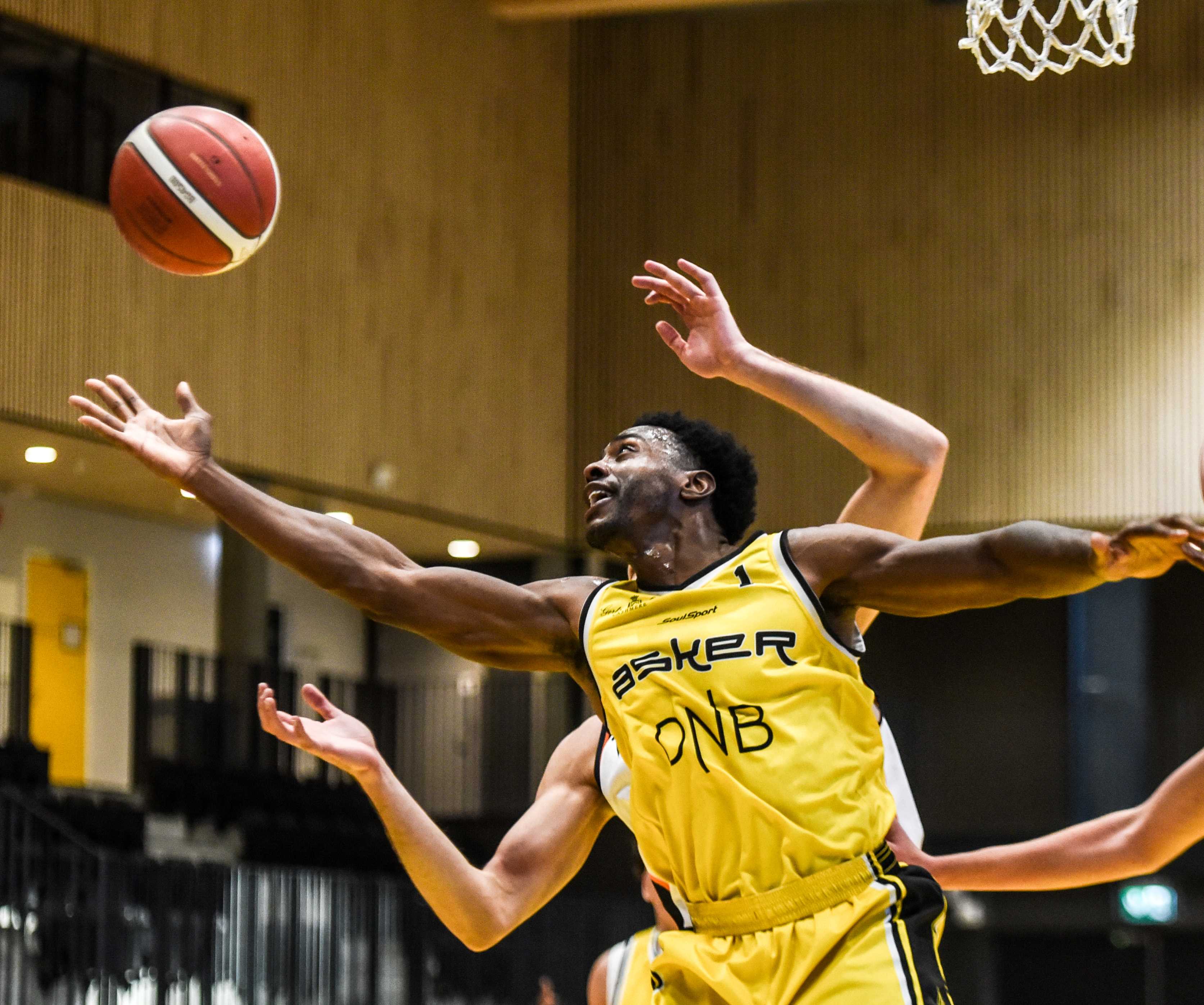 Joshua Hart hadde 17 poeng, 7 returer og 5 assists da Asker Aliens slo Nidaros Jets 96-62. Bildet er fra Askers hjemmekamp mot Kongsberg Miners i oktober.
FOTO: ERIK B. BERGLUND 