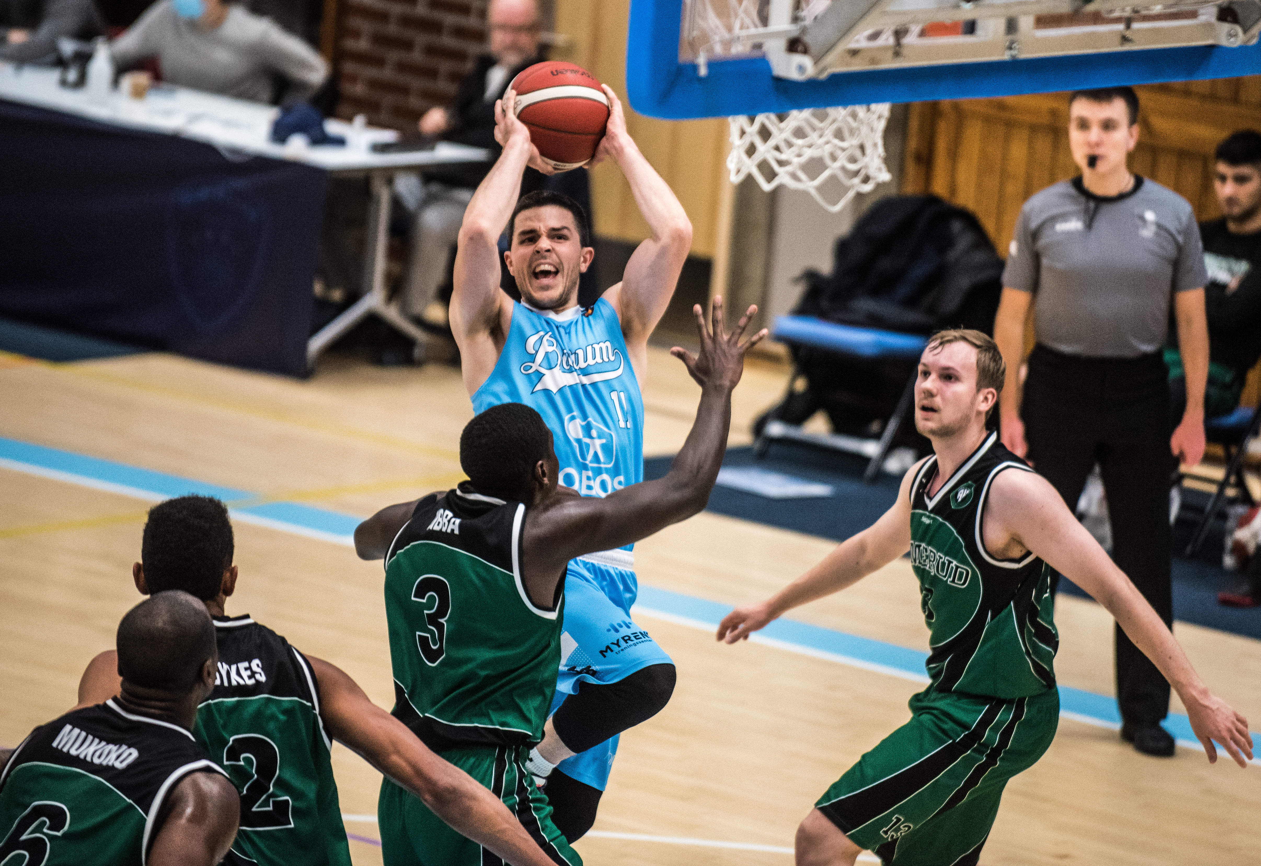 Stian Mjøs var toppscorer med 31 poeng og utfordret både med trepoengsskudd (6 av 11) og utsøkte driver. Her scorer Bærum-kapteinen med fire Ammerud-spillere rundt seg, fra venstre Plaisir Nzitani Mukoko, Joshua Sykes, Mustafa Dibba og Aksel Barkvoll.
FOTO: ERIK BERGLUND  