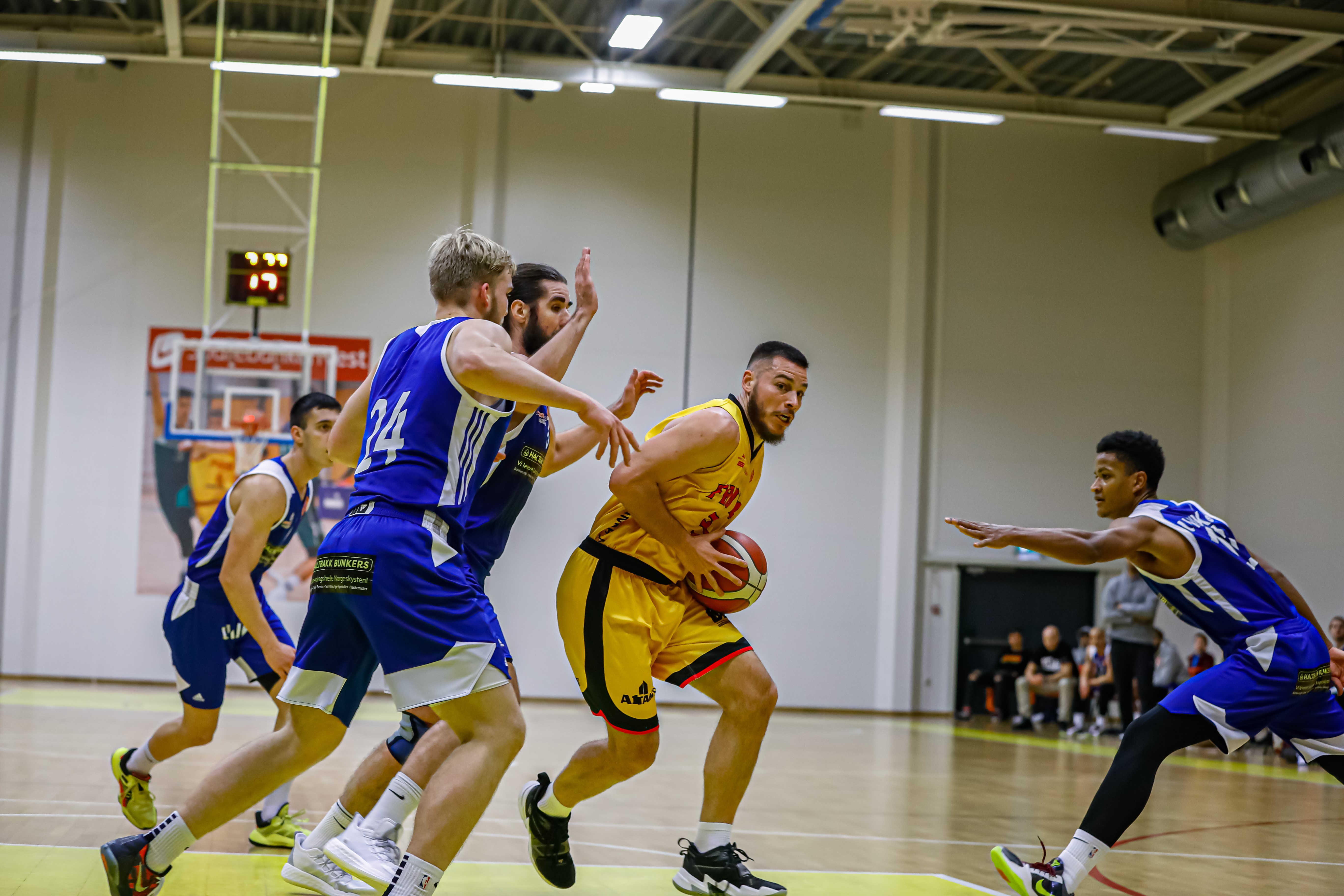 Devin Gilligan ble Frøya-toppscorer med 31 poeng, la trepoengeren som sørget for 89-89 i siste sekund og sikret overtime - og de to straffene som ga hjemmelaget 103-100 fem sekunder før slutt i ekstraomgangen. Her er den allsidige amerikaneren på vei inn i Fyllingen-feltet, omringet av blåkledde. Fra venstre ser vi Boris Cvetkovic, Edvard Aamodt Kristiansen, Magne Fivelstad og Bouna Black Ndiaye.
FOTO: NICHOLAS NORENG 