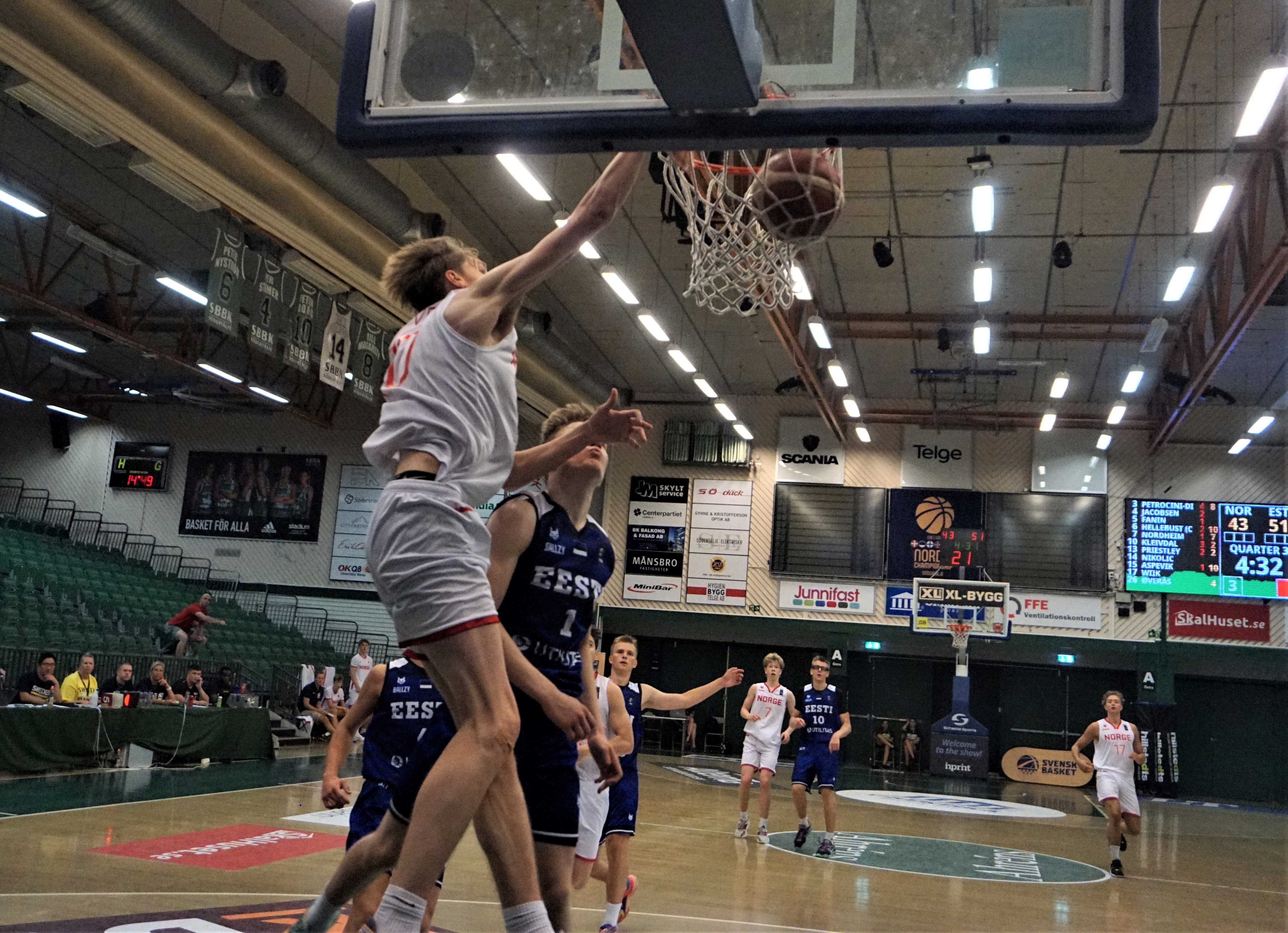 Fredrik Kleivdal dunker inn to av sine 10 poeng for Norge og reduserer til 45-51 midtveis i tredje periode. De norske gutta lå likt på 55-55 før fjerde periode, men måtte se seg slått 78-68. Bak i bildet ser vi Sivert Nordheim og Vilji Wiik.
FOTO: ARILD SANDVEN 