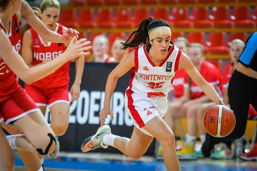 Montenegros pointguard Marija Lekovic hadde nærmest lekestue med Norge i førsteperioden i Trajkovski-hallen i Skopje. 18-åringen som i fjor spilte senior-EM i Valencia endte med 11 poeng, 6 assists og 5 steals på 20 minutters spilletid i fredagens kvartfinale.
FOTO: FIBA.COM 