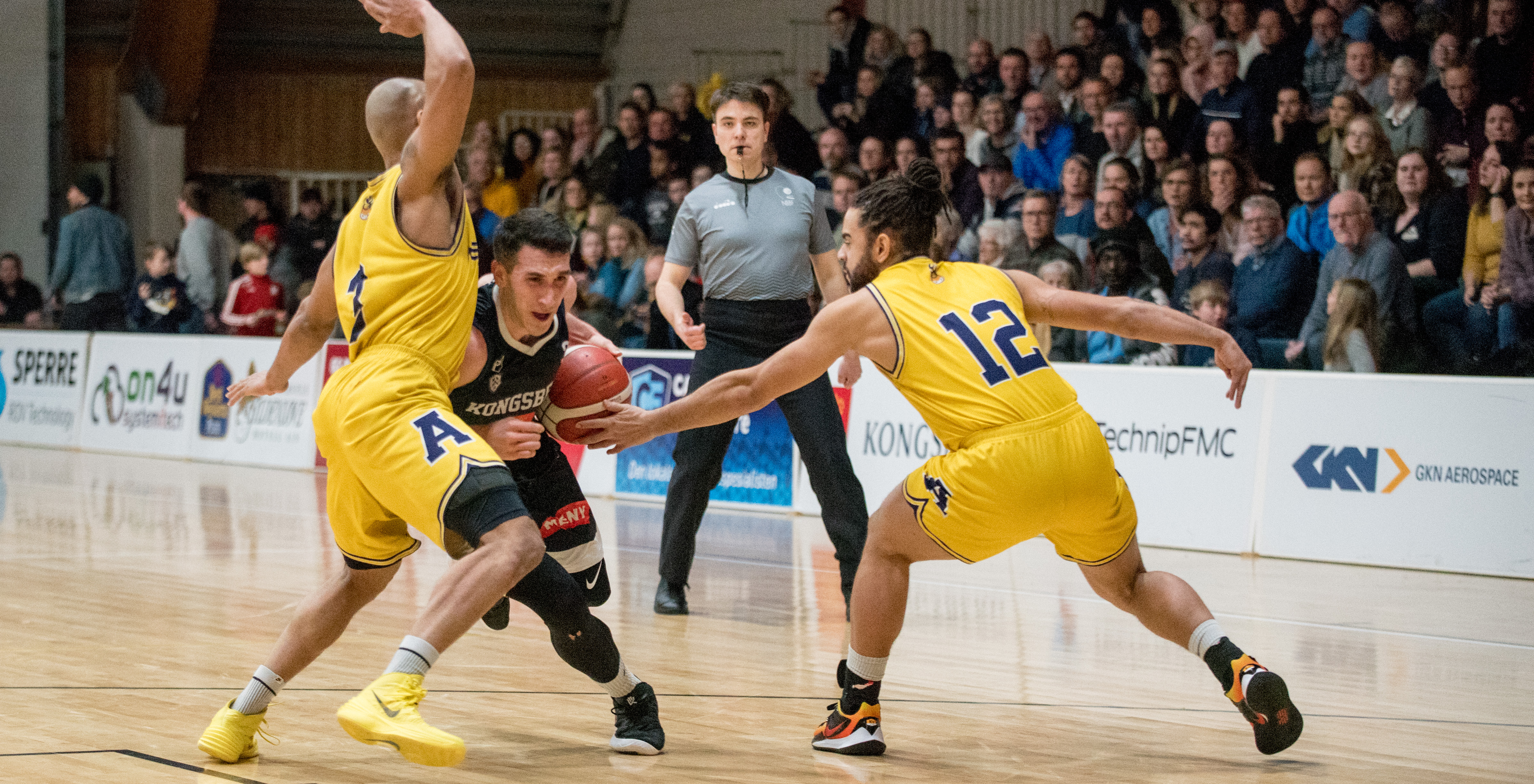 Juan Ferrales i en tøff drive mellom Eric Gilchrese og Jonatan Hjelseth Mæhlum i onsdagens BLNO-kvartfinale. Ferrales fikk før kampen prisen som sesongens MVP, og viste sin klasse med 11 poeng, 11 assists og 6 returer. FOTO: ERIK BERGLUND