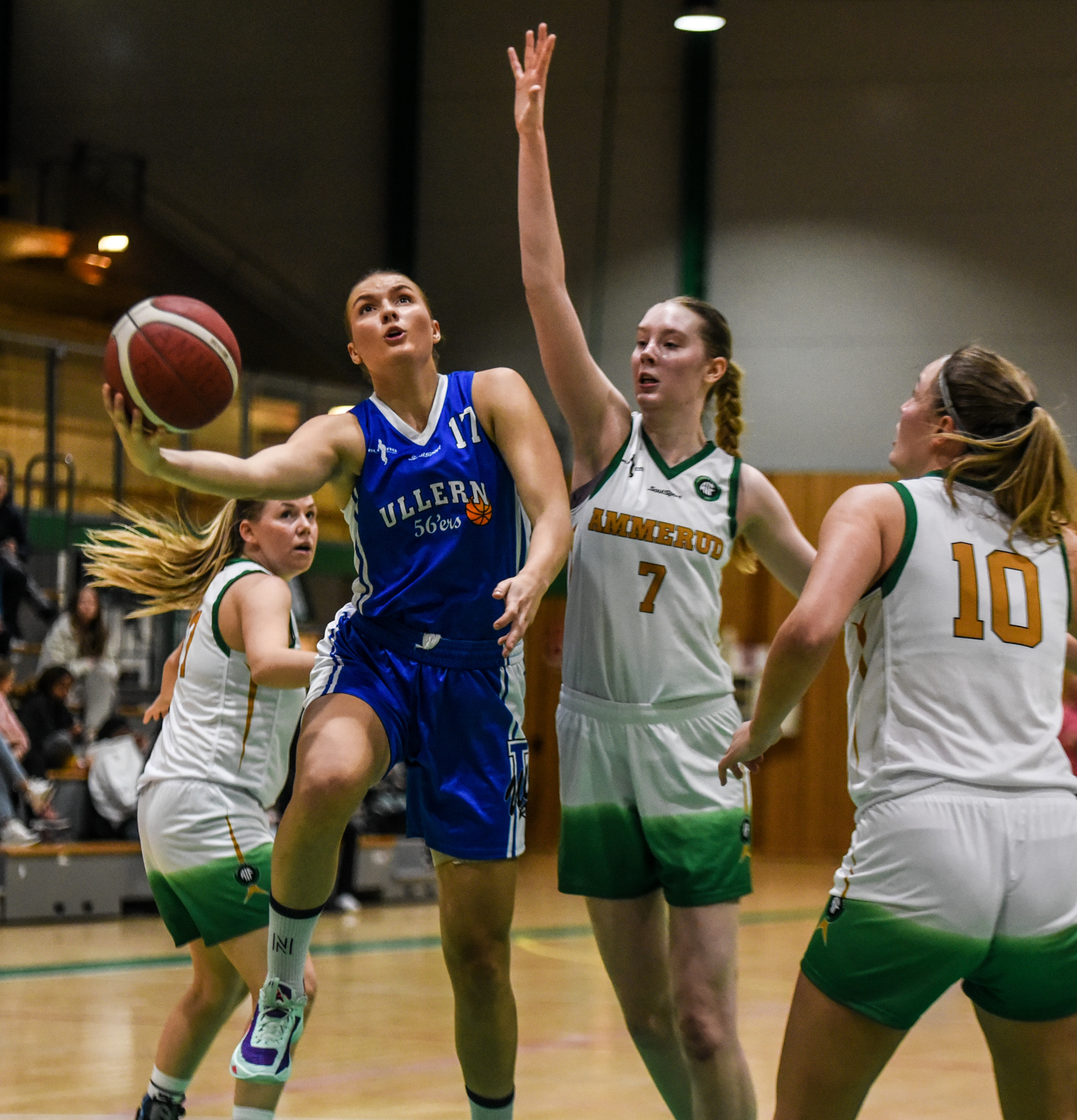 Maren Mildestvedt var toppscorer med 16 poeng da Ullern slo Ammerud 66-40. Her er hun på vei mot scoring med tre av hjemmelagets spillere rundt seg, fra venstre Pia Reeves (bak), Julia Heiden og Adrianna Live Berg.
FOTO: ERIK B. BERGLUND 