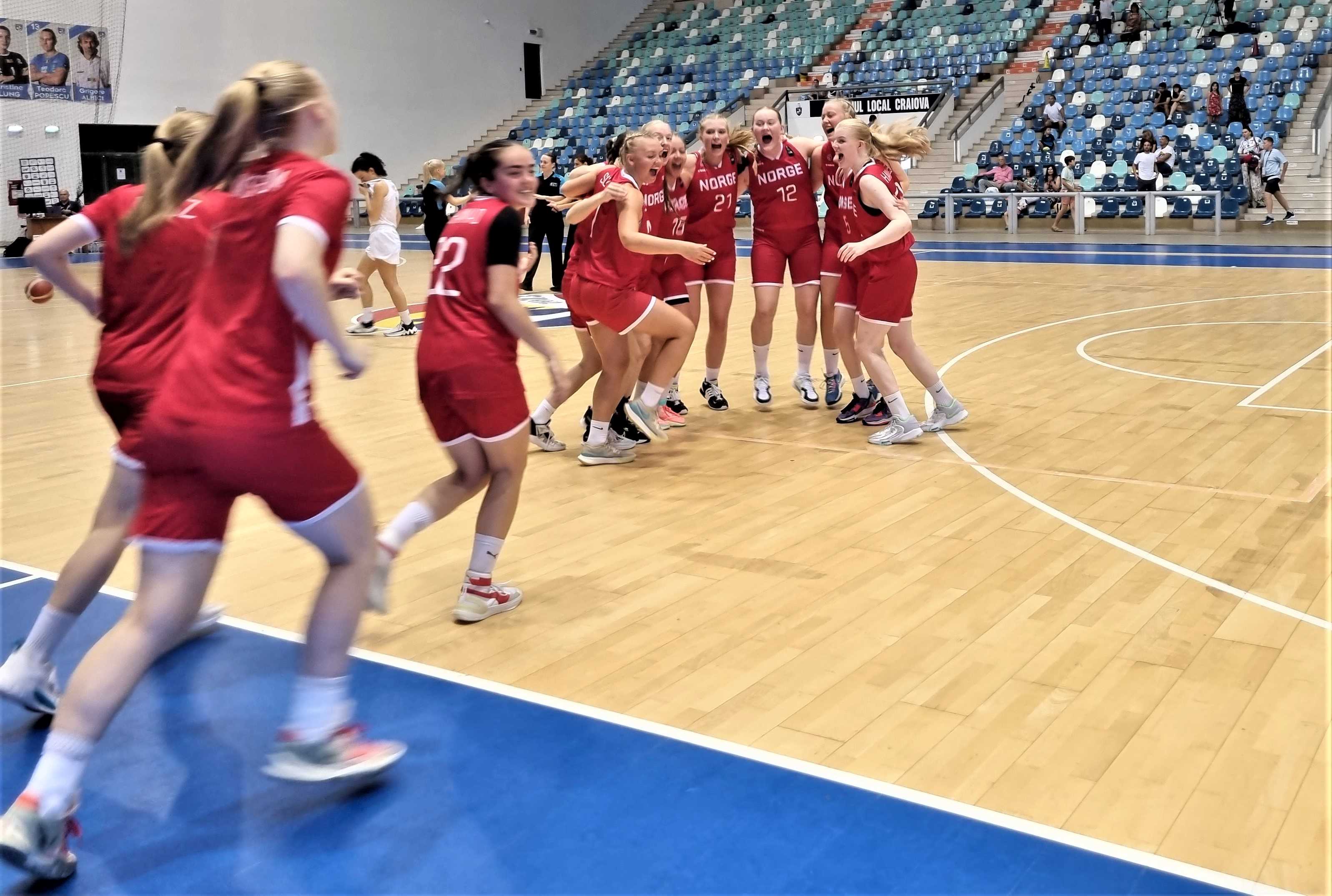 Kampen er slutt, Norge har vunnet 65-53 over Bulgaria og U20-jentene jubler ellevilt. Inne i sirkelen er Vilde Havnes helt til høyre, deretter Aurora Sørbye (skjult), Synne Jacobsen, Sunniva Sørbye, Maria Thoresen Myklebust, Karyn Sanford, Camilla Gjerstad, Sophia Priestley (skjult), Felicia Dyngeland-Sundén og på vei ut på banen Fatima Mohammad, Selma Deisz (til venstre) og Anna Hovig Wikstrøm.
FOTO: RAGNHILD RIIS 