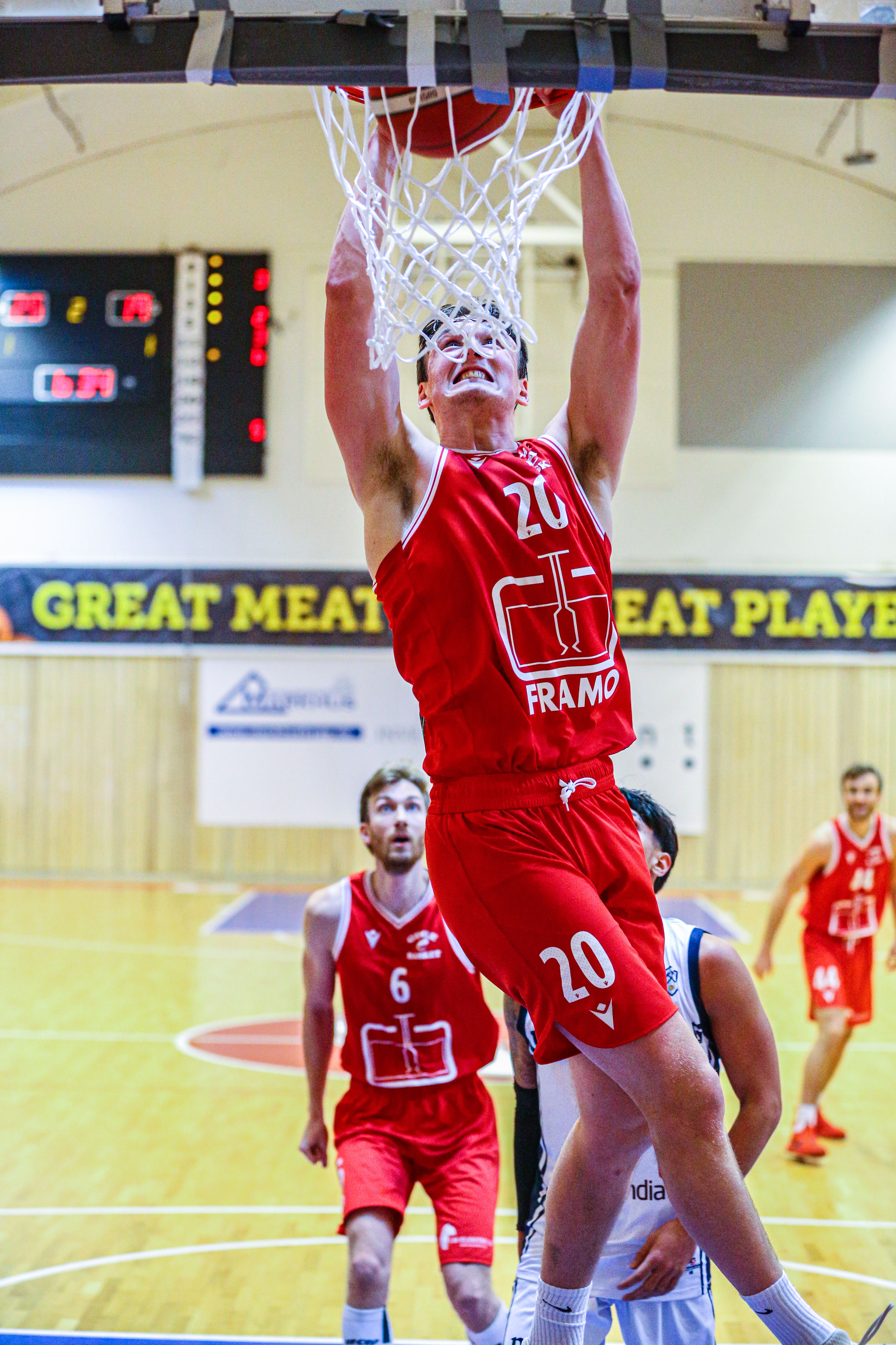 Eivind Lamo dunker inn to av sine 15 poeng mot Kongsberg Miners, med Valen Tejada (delvis skjult) som nærmeste forsvarsspiller. Rett bak ser vi kampens toppscorer, Anders Fjærestad som endte på 18 poeng.
FOTO: NICHOLAS NORENG 