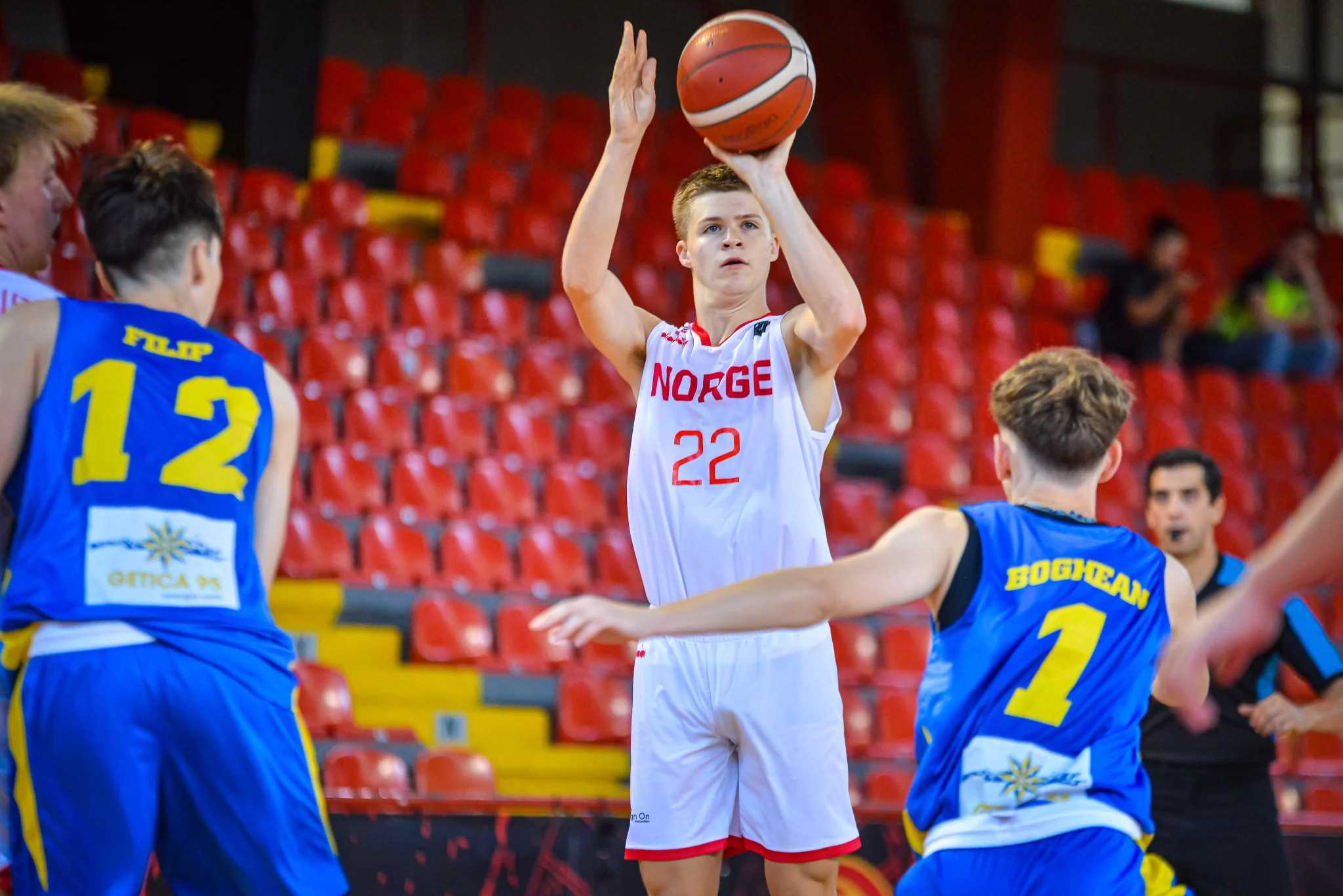 Oskar Falba er 2009-årgang og spilte en sentral rolle som underårig på U16-landslaget som vant seks kamper forrige sesong og fikk bronsemedaljer i nordisk. Her er han i aksjon mot Romania under B-EM i Skopje. Årets EM går i samme by med Centrum-guarden som en nøkkelspiller for Norge.
FOTO: FIBA.COM 