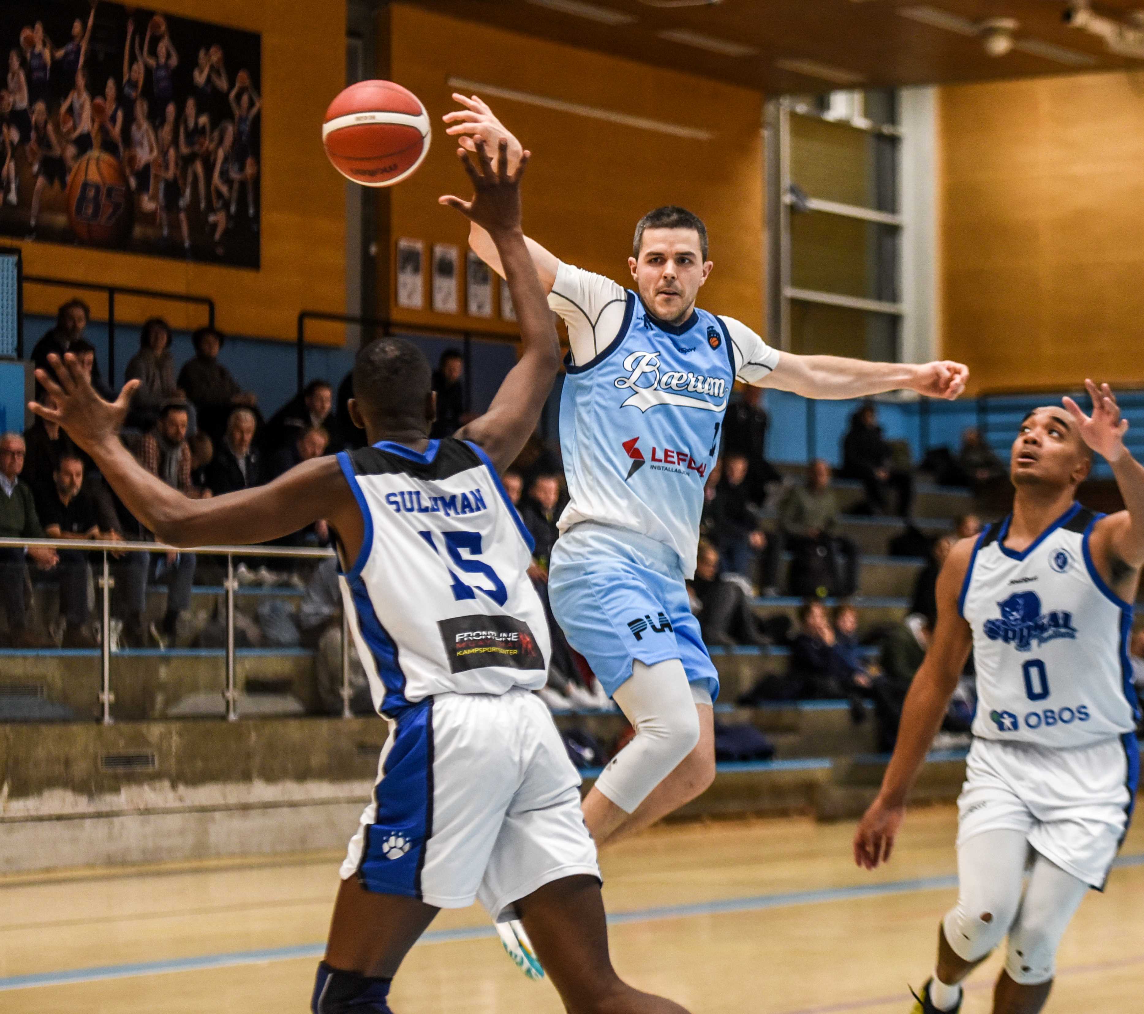 Stian Mjøs var toppscorer med 19 poeng, hadde 8 assists og ble avgjørende med scoringen til 87-81 da 12 sekunder gjensto i Nadderudhallen. Her spiller Bærum-kapteinen en pasning mellom Joseph Suleiman (til venstre) og Thomas Ble.
FOTO: ERIK B. BERGLUND 