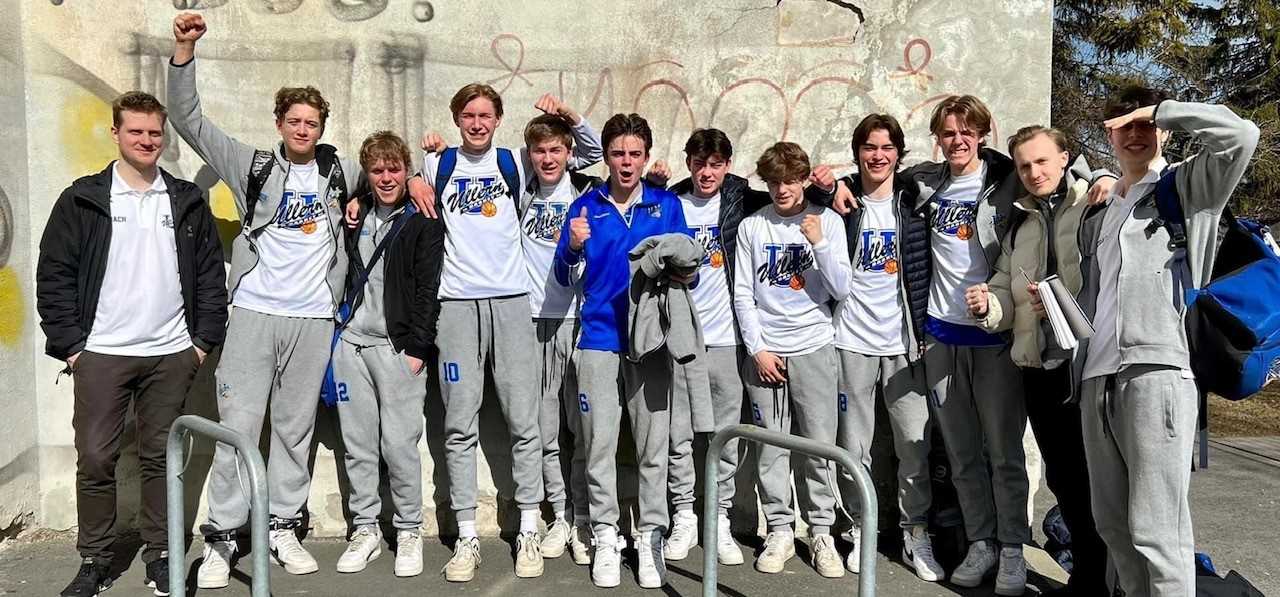 Ullerns 05-lag utenfor Kriistine Sporthall i Tallinn etter en av lagets sju seire i Europaligaen EYBL. Fra venstre Eirik Ljostveit (trener), Vilji Wiik, Erik Skindlo, Fredrik Kleivdal, Henrik Sollie, Oscar Hellebust, Andreas Lorentzen-Tungland, Henrik Schneidt, Jens-Emil Bruun, Emil Unnli, Morten Strand Myrvang (trener) og Scott Priestley.
FOTO: ULLERN 
 
