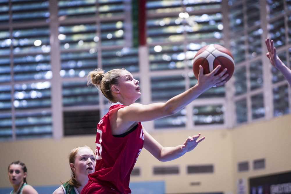 Lara Gianni begynner å bli varm i trøya på U18-landslaget og ble norsk toppscorer for andre kamp på rad, denne gang med 12 poeng mot Irland. 
FOTO: FIBA.COM 