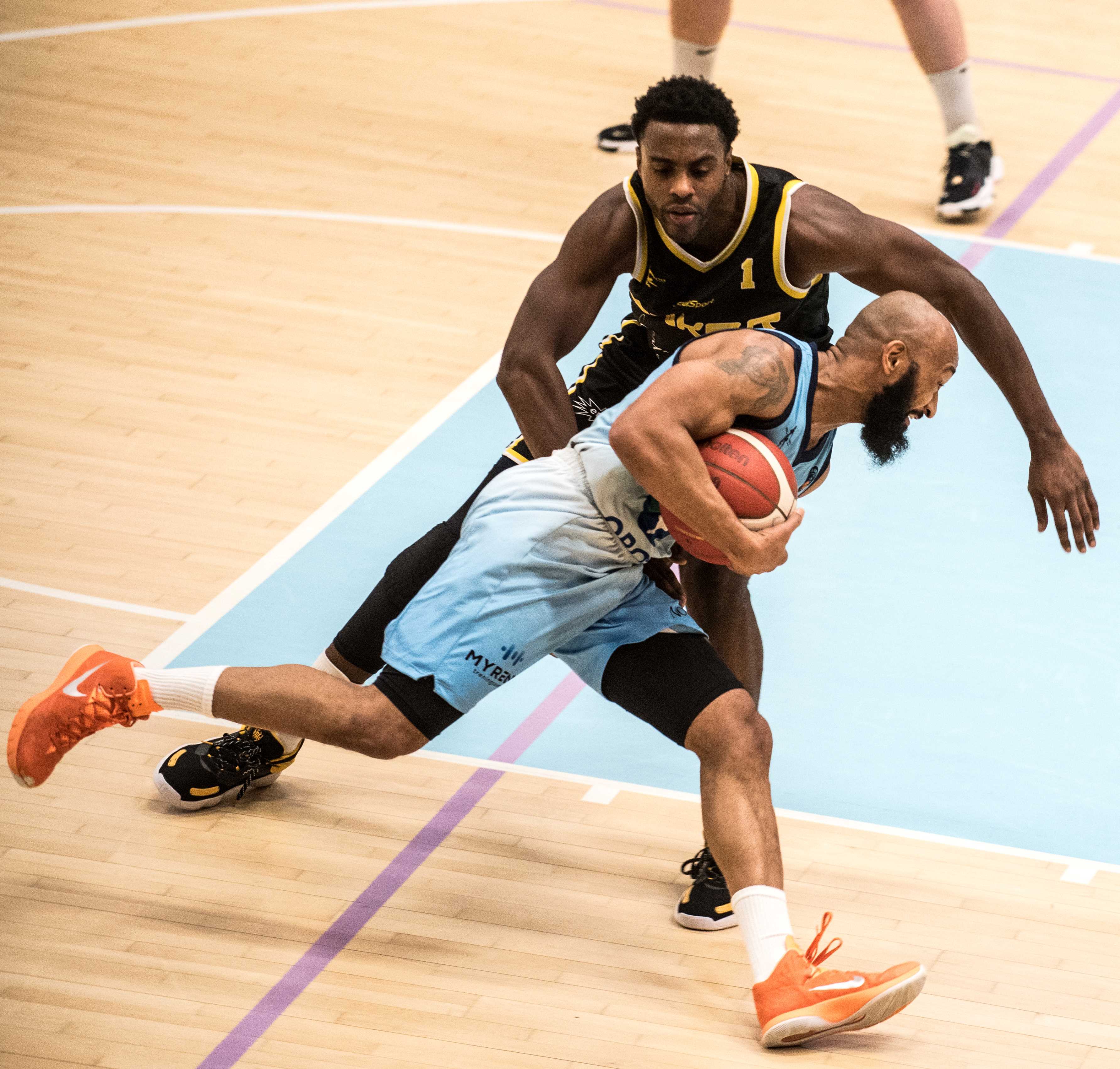 Eric Gilchrese var tilbake og bidro med blant annet 12 poeng, 8 assists og 6 returer da Bærum slo Asker Aliens 93-82. Her er Bærums pointguard i en drive mot Joshua Hart.
FOTO: ERIK BERGLUND  