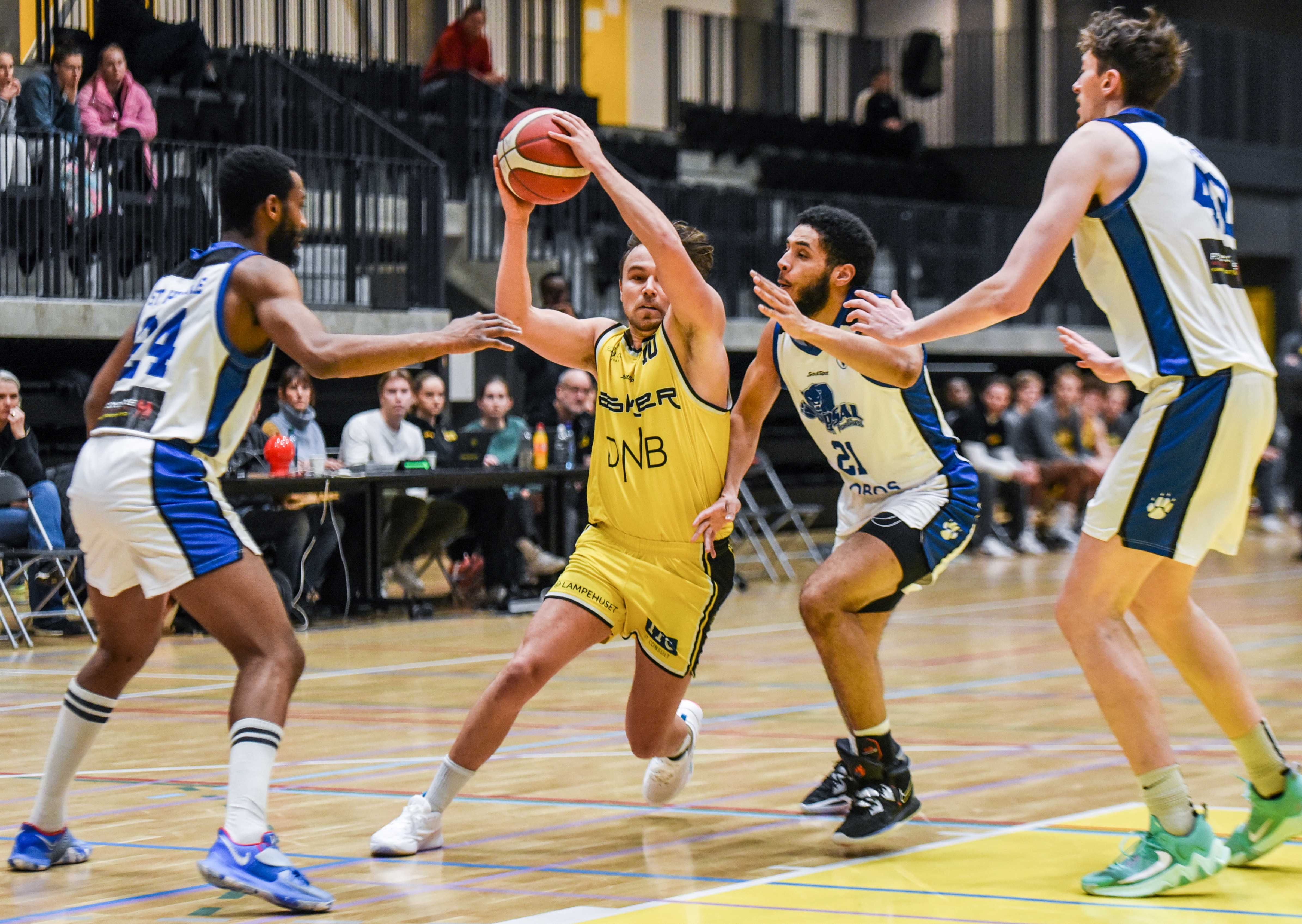 Ludvig Bergh i en drive mot Nick Kervens (til venstre), Jacquez Henderson og Jacob Tryon i Leikvollhallen onsdag. Asker Aliens-kapteinen endte med 9 poeng, 8 returer og 3 assists da Oppsal ble slått 74-61.
FOTO: ERIK BERGLUND 