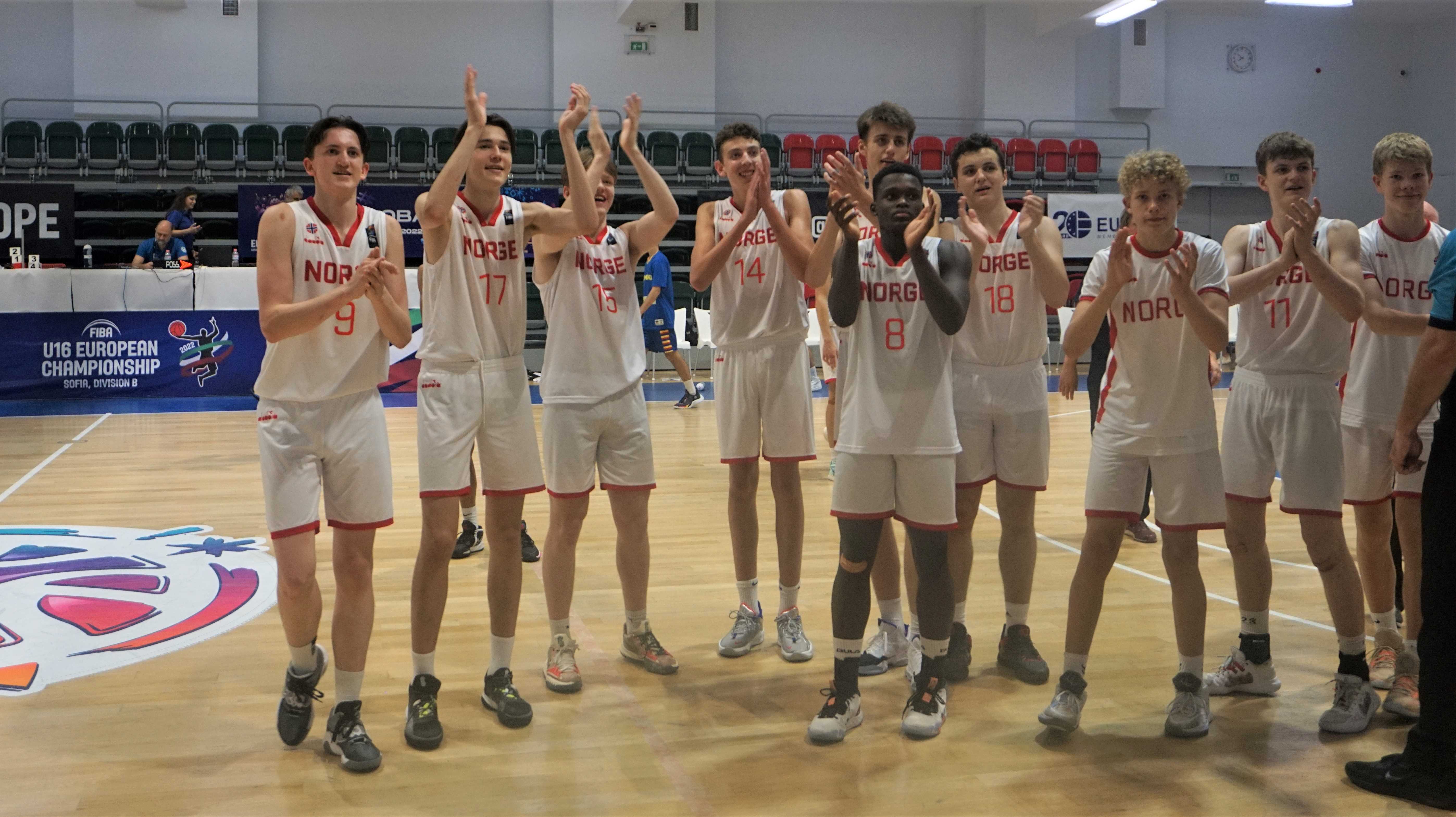 U16-gutta takker publikum - det vil si lagkaptein Oscar Hellebusts mamma Solveig! - etter seieren over Slovakia. Fra venstre ser vi Dante Olsen, Luka Zivkovic-Tønder, William Kruse, Ludvik Bergseng (bak), Samuel Barmen, Eskil Grimsmo, Johannes Wangensteen, Mathias Jacobsen og Sivert Nordheim. Oscar Hellebust og Elias Demoniere er ikke synlig i bildet.
FOTO: ARILD SANDVEN 