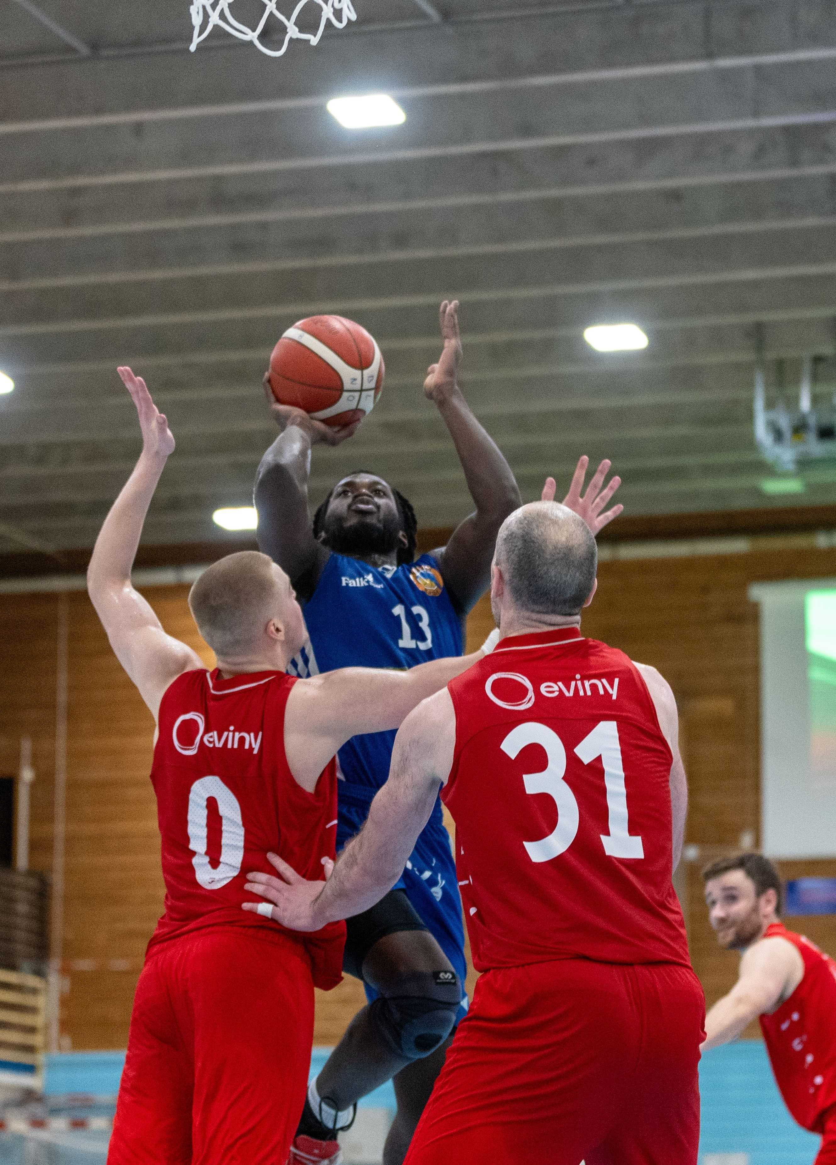 Isaac Likekele var sentral da Fyllingen hentet inn Gimles ledelse i fjerde periode og vant 78-77. Den amerikanske Allstar-guarden endte med 13 poeng, 12 returer og 4 assists. Her skyter han over Jørgen Odfjell og Milovan Savic.
FOTO: BRAGE TITLESTAD 