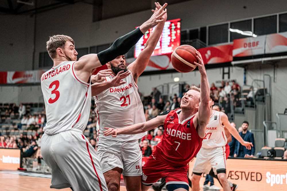 Harald Eika Frey ble passet godt på av danskene, men styrte likevel mye i Arena Næstved og ble toppscorer med 24 poeng. Her går Norges pointguard tøft inn mot to av Danmarks store menn, Asbjørn Midtgaard (2,13) og Kevin Larsen (2,07).
FOTO: FIBA.COM 