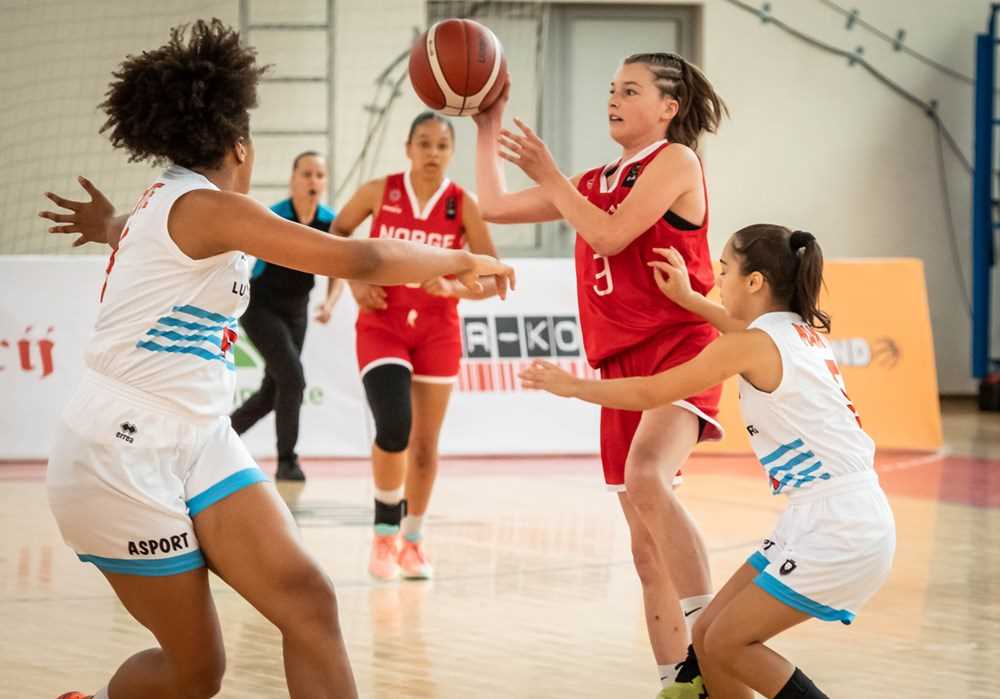 Edel Hjelle hadde en  solid EM-kamp mot Sveits, selv om Norge til slutt tapte 40-61. Guarden fra AIK i Stockholm endte med 14 poeng, 8 steals, 8 returer og 3 assists. Bildet er fra kampen mot Luxembourg tidligere i turneringen.
FOTO: FIBA.COM 