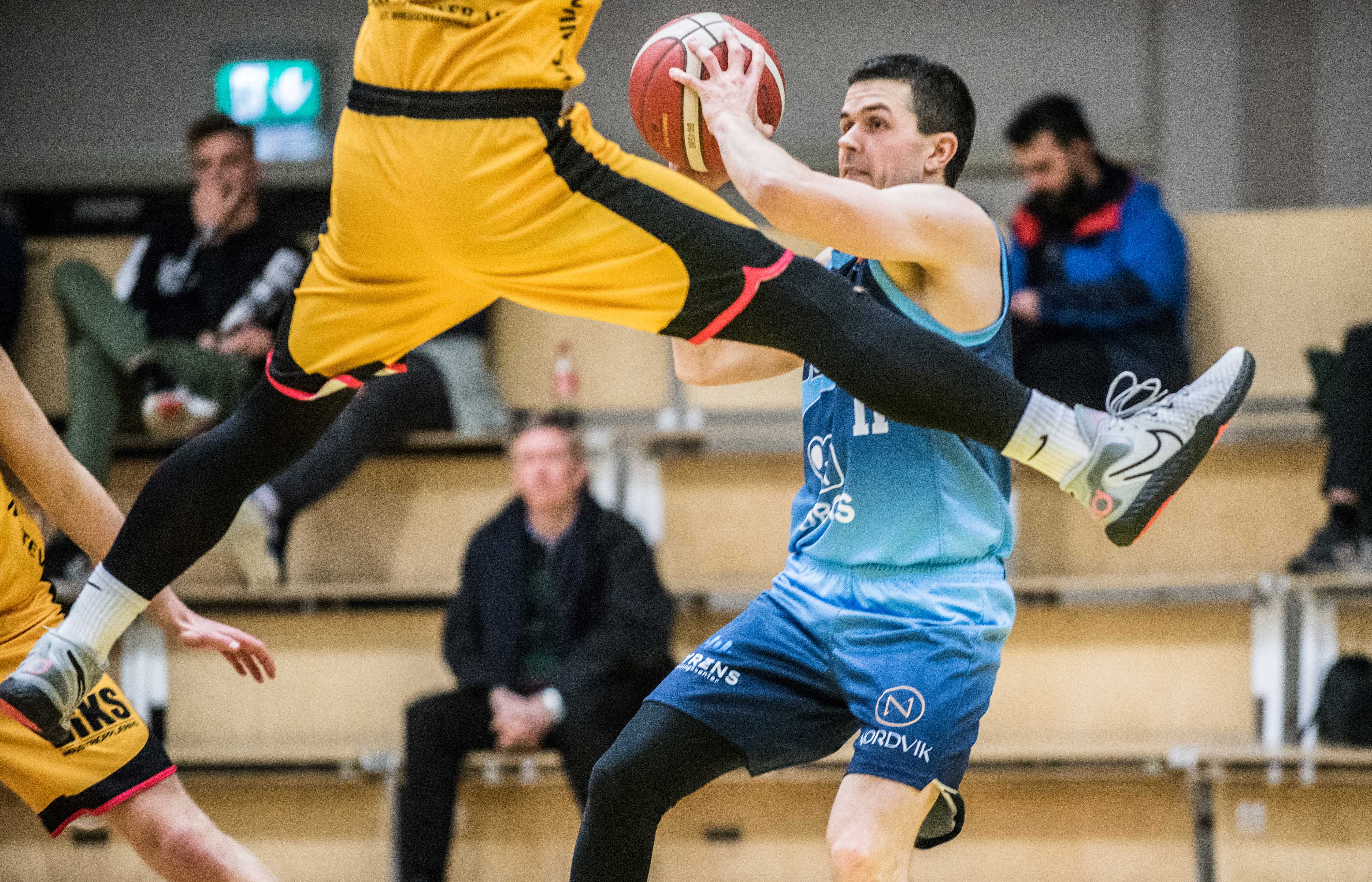 Stian Mjøs er eneste gjenværende spiller fra Bærum-laget som tapte NM-finalen mot Asker Aliens i 2015. Mandag sikret Mjøs og Bærum plassen i best-av-fem-finalene etter 3-0 i semifinaleserien mot Frøya. På bildet sørger Juan Ferrales for å nekte gjestenes kaptein tid til å skyte.
FOTO: ERIK BERGLUND 