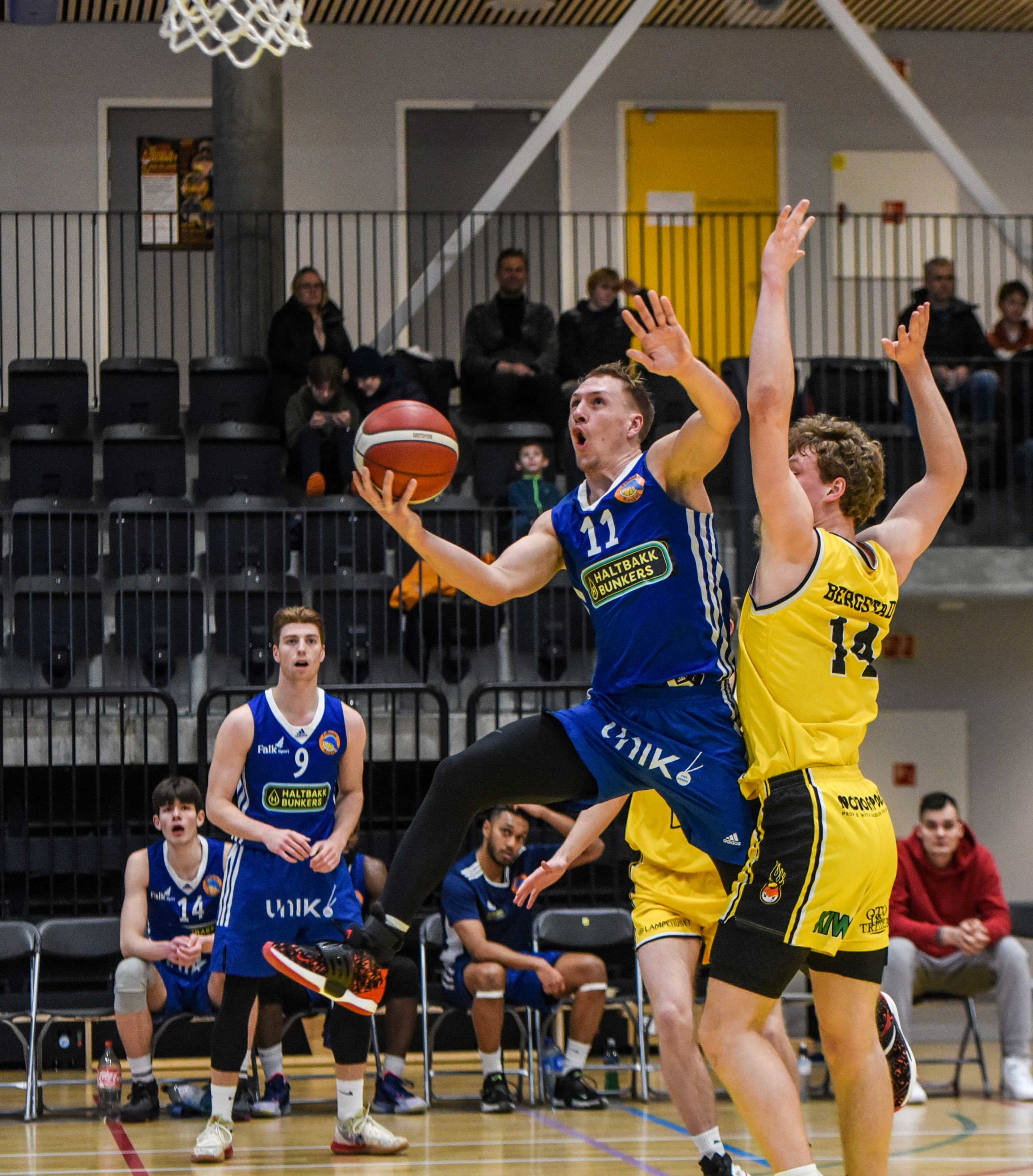 Nikolas Skouen har kommet seg rundt Oliver Bergstad og legger to av sine 24 poeng i kampen. Bak med nummer 9 er Haakon Heradstveit.
FOTO: ERIK BERGLUND 