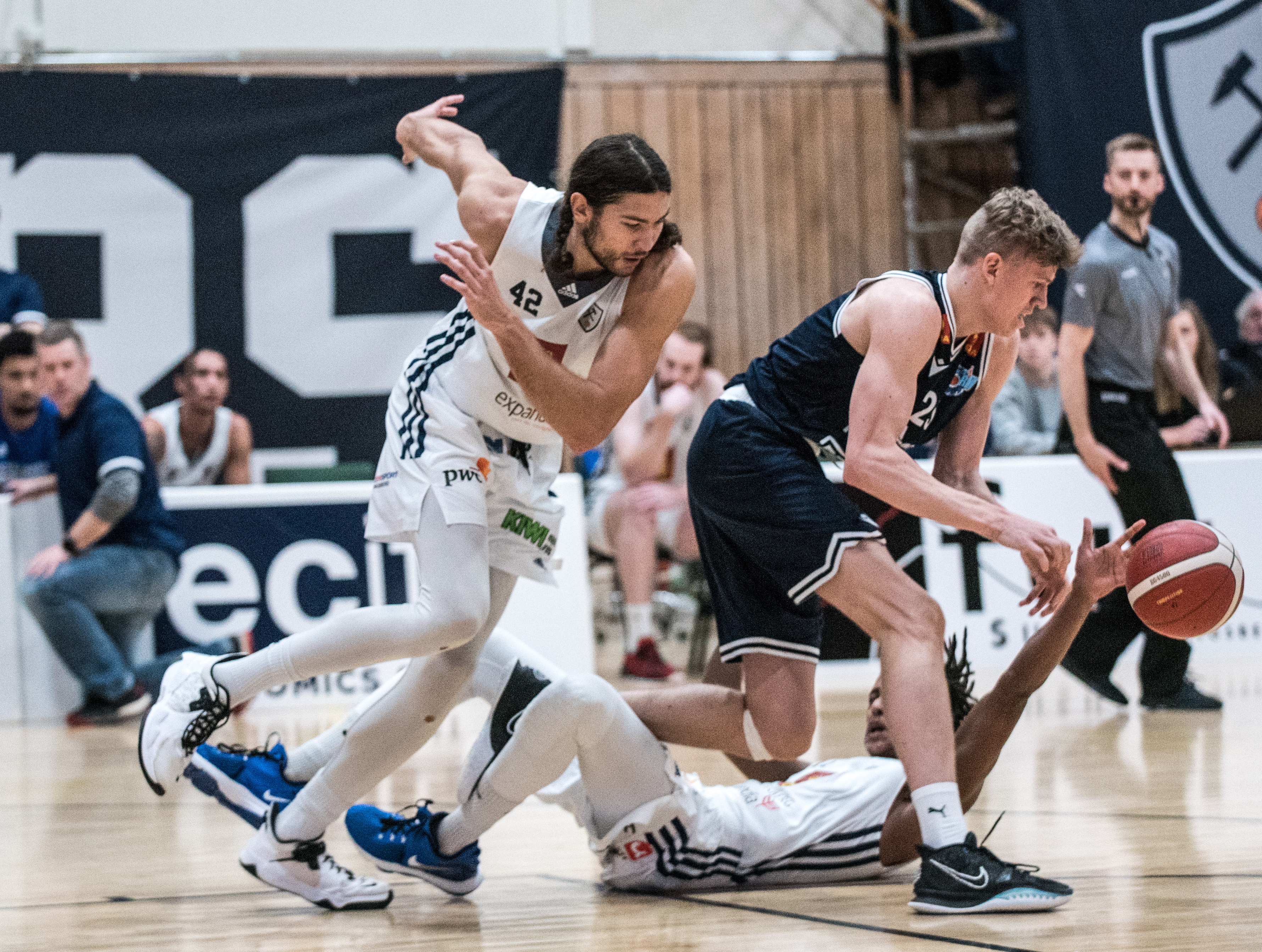 Hallvard Venstad Staff og Tromsø Storm kjempet seg tilbake og vant 78-73 i Kongsberghallen etter å ha ligget under med 11 poeng. Her får Tromsøs 19-åring kontroll over ballen, mens Oliver Bojang Visnes ligger nede og Marin Mornar ikke når fram.
FOTO: ERIK BERGLUND 