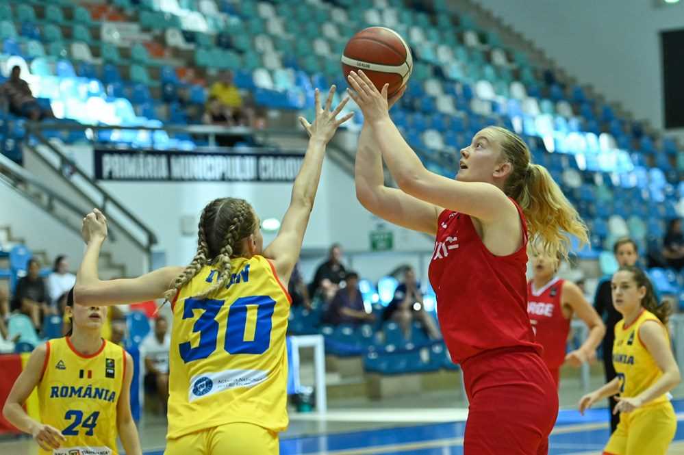 Synne Jacobsen traff på 6 av 9 topoengere og hadde 12 poeng, 7 returer og 6 assists som Norges mest effektive spiller mot Romania. Her skyter Ulriken-forwarden over Ana Ivan.
FOTO: FIBA.COM 