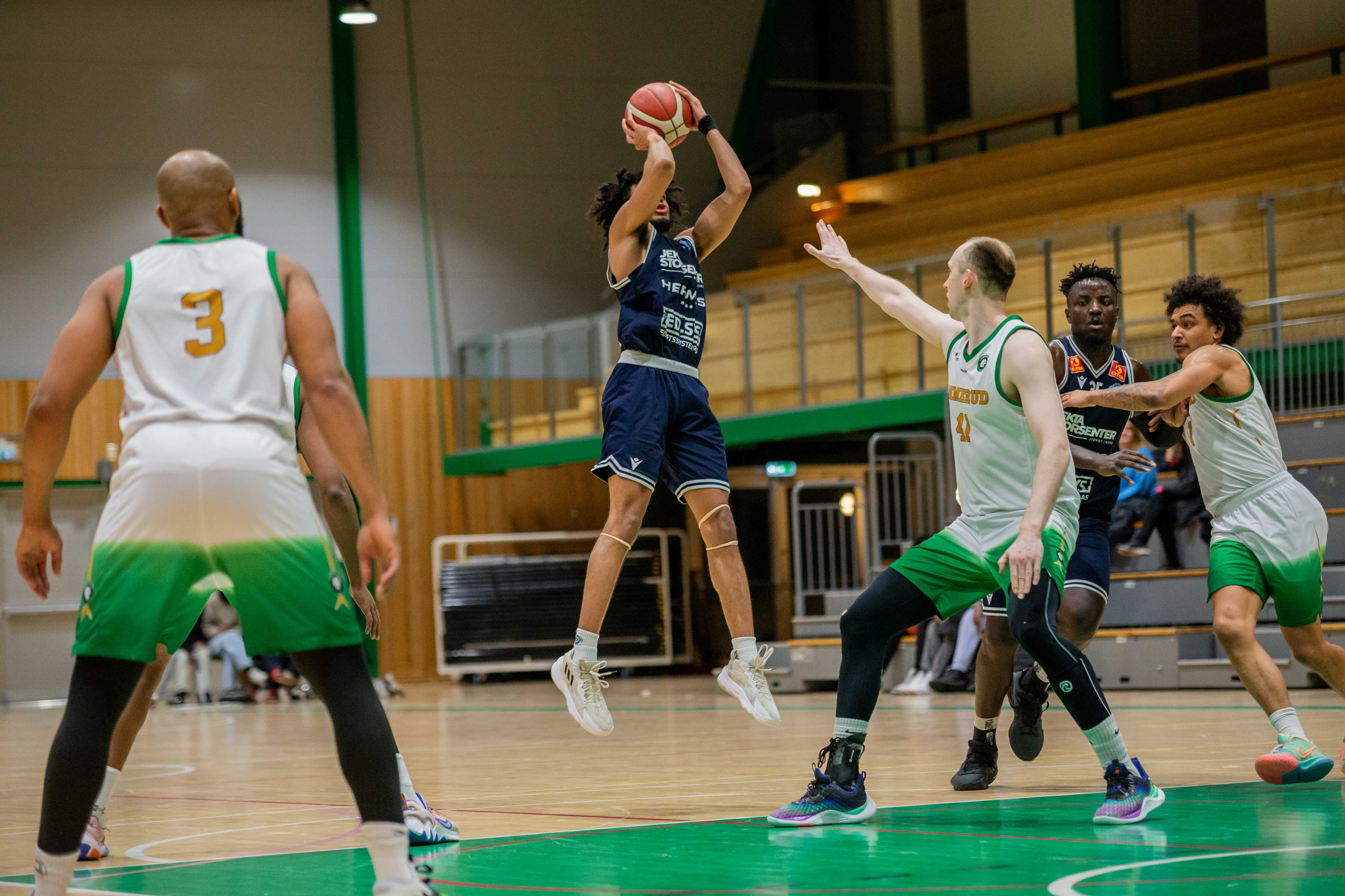 Xavier Fuller hadde 31 poeng, 8 returer og 6 assists og ble avgjørende da Tromsø Storm stakk fra til seier 86-81. Her i skuddet mot Henrik Male Davidsen, med Eric Gilchrese til venstre i bildet og Jacob Røysland (til høyre) som prøver å blokke ut Reggie Agbeko.
FOTO: SIMEON BACOLOD 