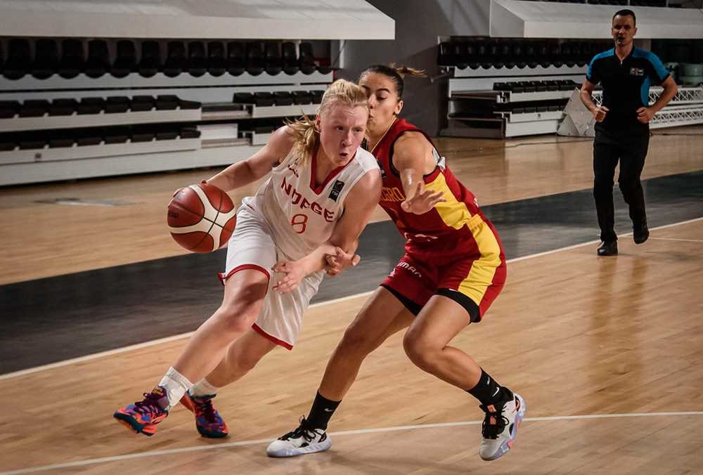Anna Linnea Hovig Wikstrøm bruker krefter og teknikk for å komme seg rundt en av Montenegros spillere.
FOTO: FIBA.COM 