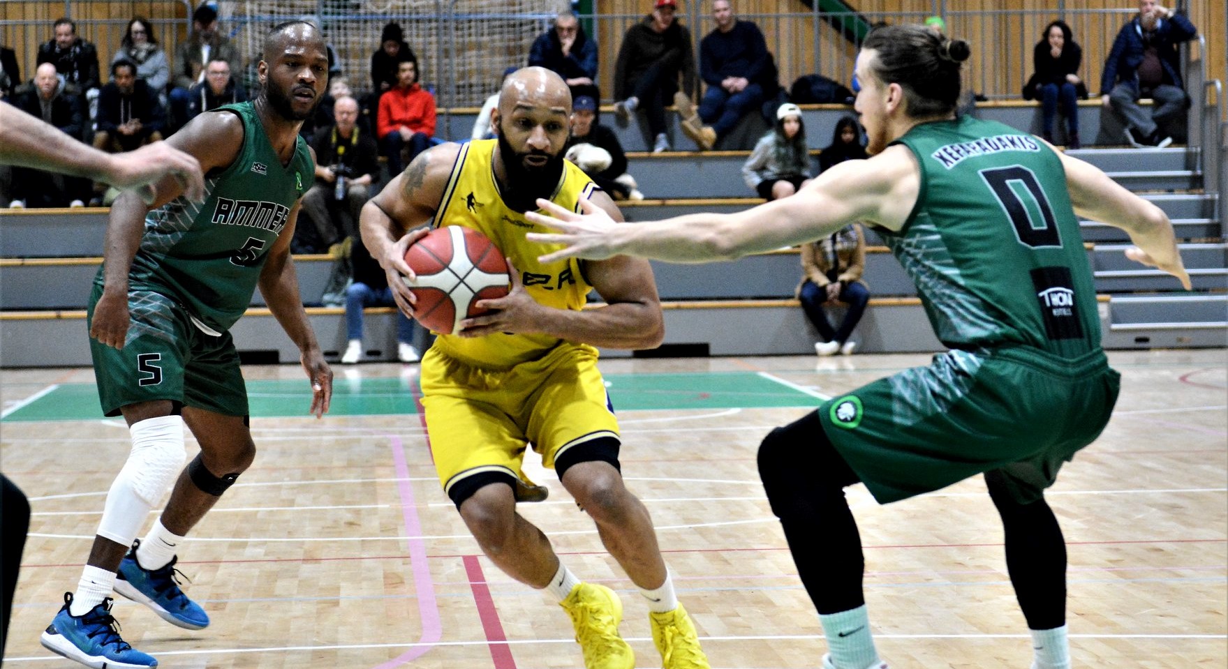 Eric Gilchrese  i en drive mellom Ilarion Bonhomme og Andreas Isaksen i torsdagens BLNO-kamp. Gilchrese ble toppscorer med 25 poeng, hadde 12 returer og 8 assists og gjorde også en stor forsvarsjobb mot Bonhomme. FOTO: MARIANNE MAJA STENERUD