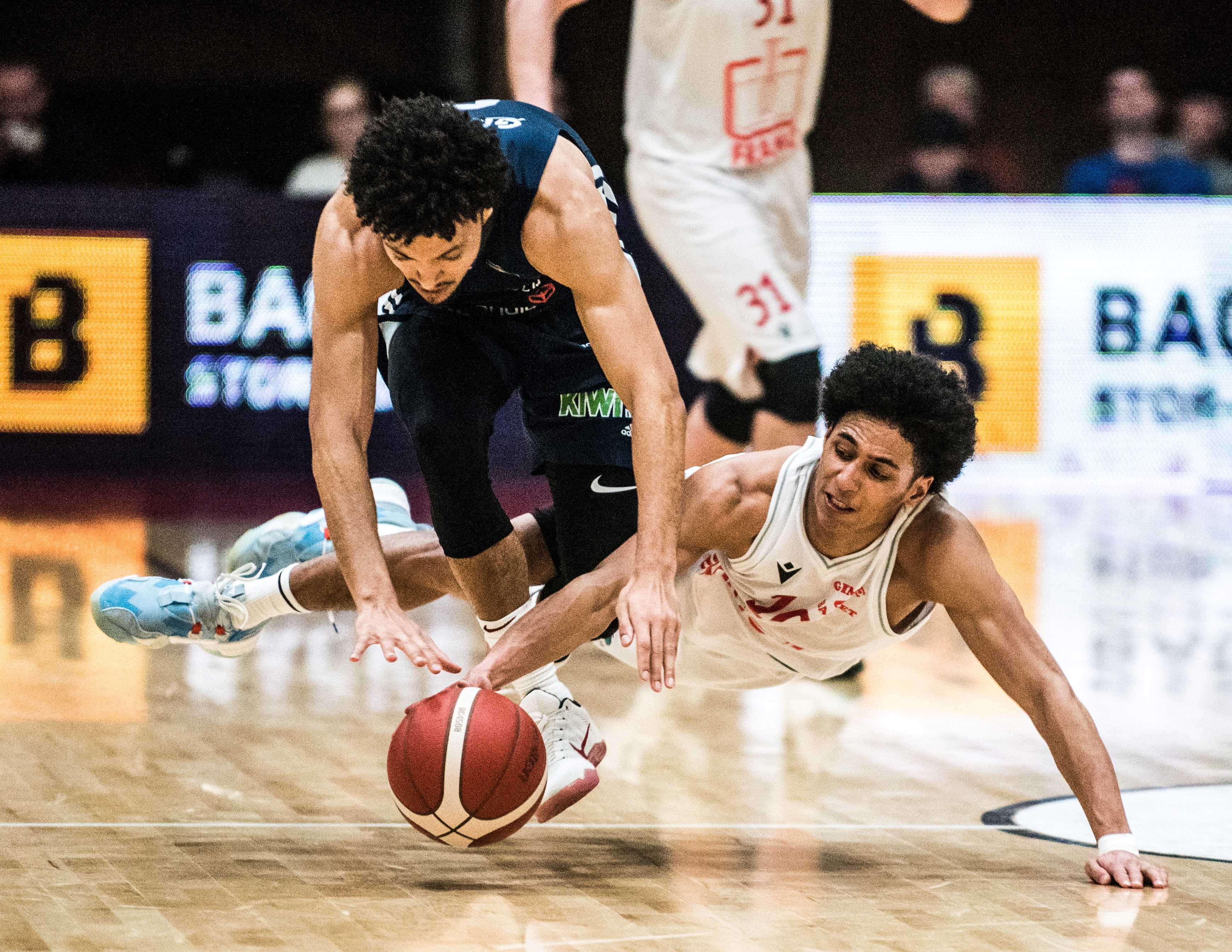 Lars Fredrik Espe og Bryan Alberts spilte hovedroller i den tredje semifinalen i Kongsberghallen. Espe endte på 30 poeng og utlignet til 87-87 med sitt sjette trepoengstreff da 25 sekunder gjensto av kampen. Alberts ble toppscorer med 31 og matchvinner med scoringen til 89-87 seks sekunder før slutt. Bildet er fra lagenes møte i første semifinale forrige helg.
FOTO: ERIK BERGLUND 