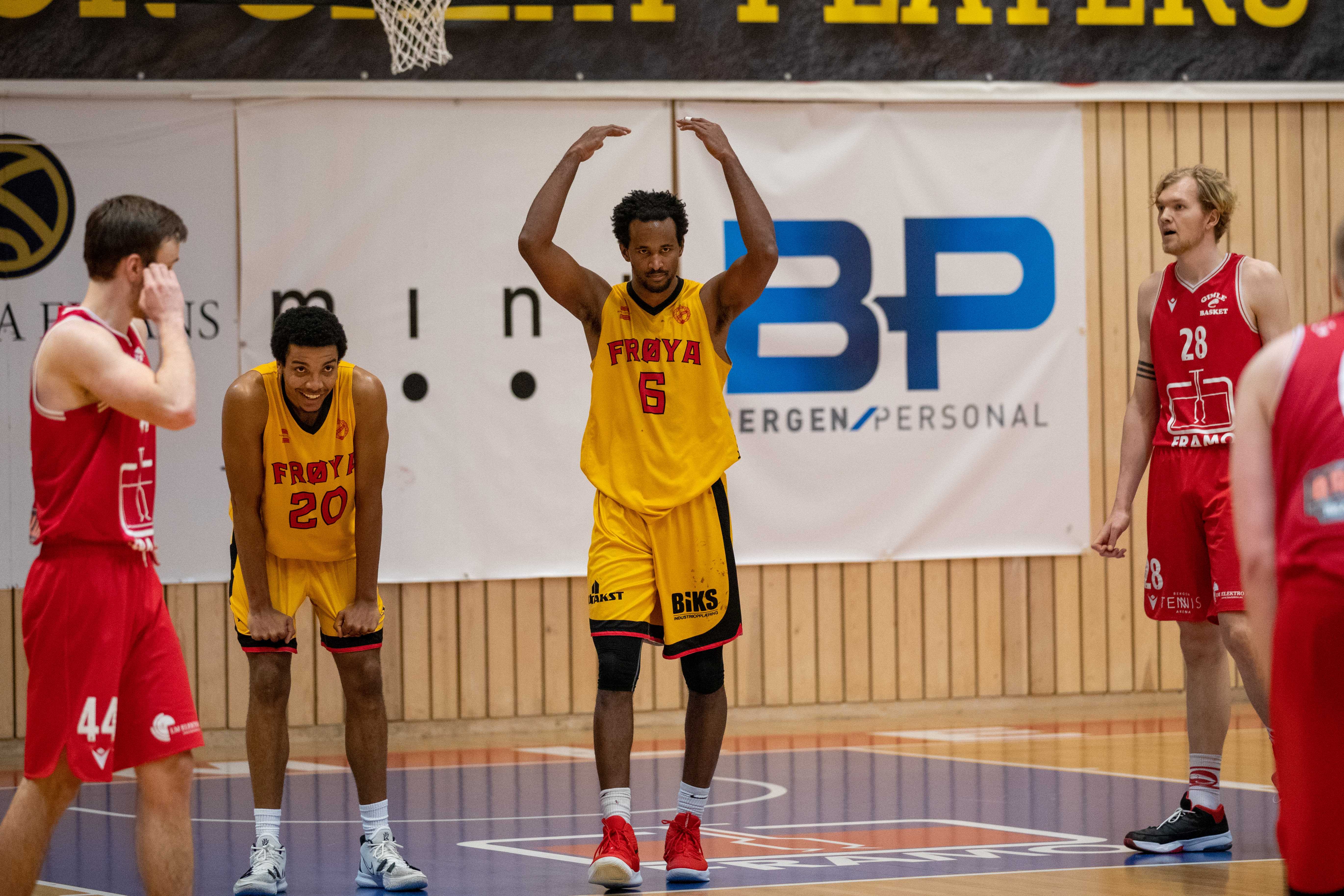 Cam Gregory (nr 6) og Wayne Stewart hadde all grunn til å være fornøyde etter at Frøya kontrollerte inn til 91-71 over Gimle i onsdagens toppkamp. Hjemmelagets spillere i bildet er Espen Fjærestad (til venstre) og Simon Emil Jensen.
FOTO: BRAGE TITLESTAD 