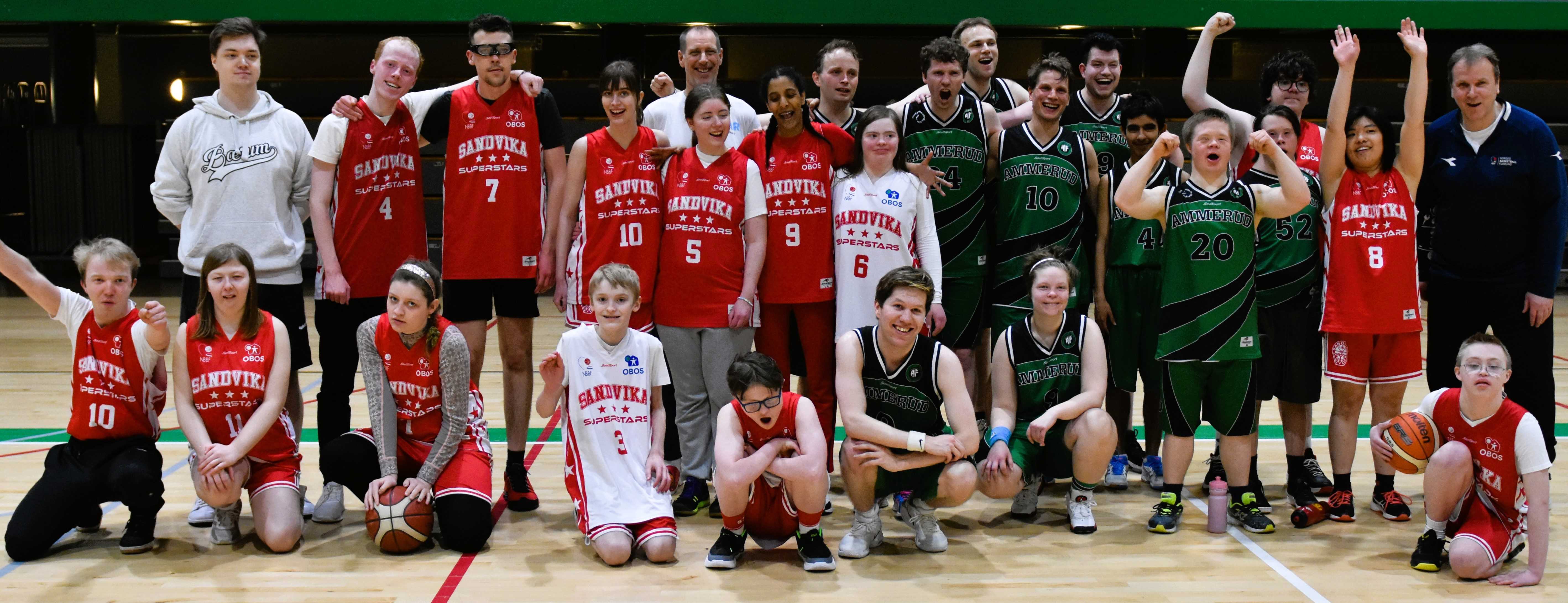 Sandvika og Ammeruds spillere og ledere etter kampen på Apalløkka søndag. Bak fra venstre Sandvika-trener Sander Salvesen, Jens Vartdal Karlsen, Tomasz Stasiowski, Martine Krogh, Vilde Bøckmann Øvstebø, trener Niels Otto Bergseng, Sedon Mokonen Habte Ghebremedhin, Gard Moeng Jensen (Ammerud), Amalie Berg Olsen (Sandvika), Holmar Tomasson, Håvard Telhaug, Bastian Velvang, Simon Haugland, Albert Bolstad, Martin Lindvik, Dennis Vaagland, Bjørn Walter (Sandvika), Stella Henderson Styren (Sandvika) og Ammerud-trener Eivind Jensen. Foran fra venstre Herman Falk Larsen, Silje Holan Greve, Julia Børge-Ask Bjelland, William Jack Underwood, Tobias Dammen Haugen, Mathias Steinhaugen (Ammerud), Emma Hegbom (Ammerud) og Jesper Johansen (Sandvika).
FOTO: MARIANNE MAJA STENERUD 