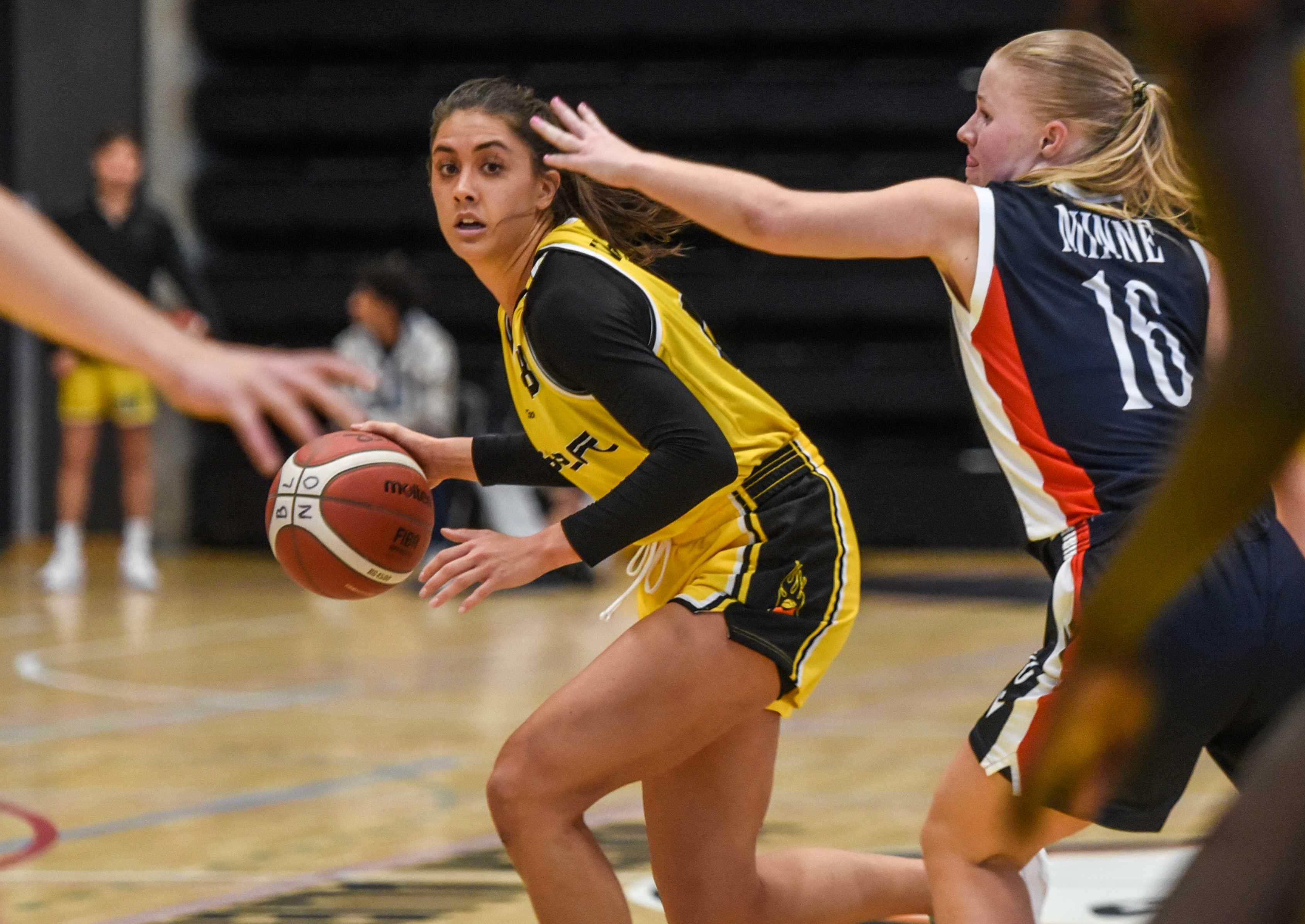 Trenerne i BLNO har stemt fram Natalie Villaflor som sesongens MVP. Her er Asker-guarden i aksjon mot Bergen Elite og Victoria Minne.
FOTO: ERIK B. BERGLUND 