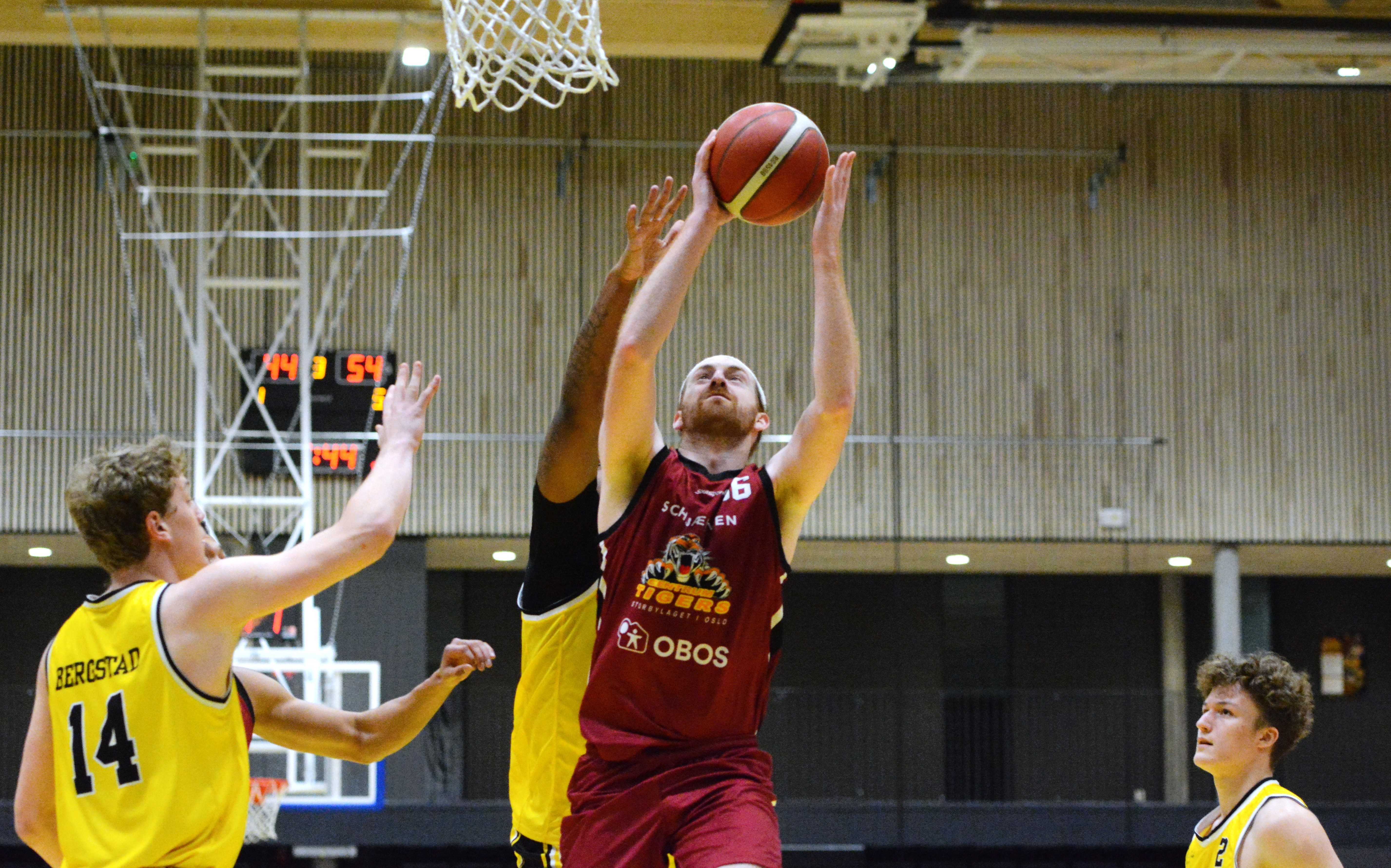 Petar Kutlesic var banens ledende spiller og endte med 19 poeng og 7 returer. Her har han kommet seg foran Amir Yusuf og scorer for Centrum Tigers. Til venstre i bildet er Oliver Bergstad, til høyre ser vi Gabriel Grov Diesen.
FOTO: MARIANNE MAJA STENERUD 