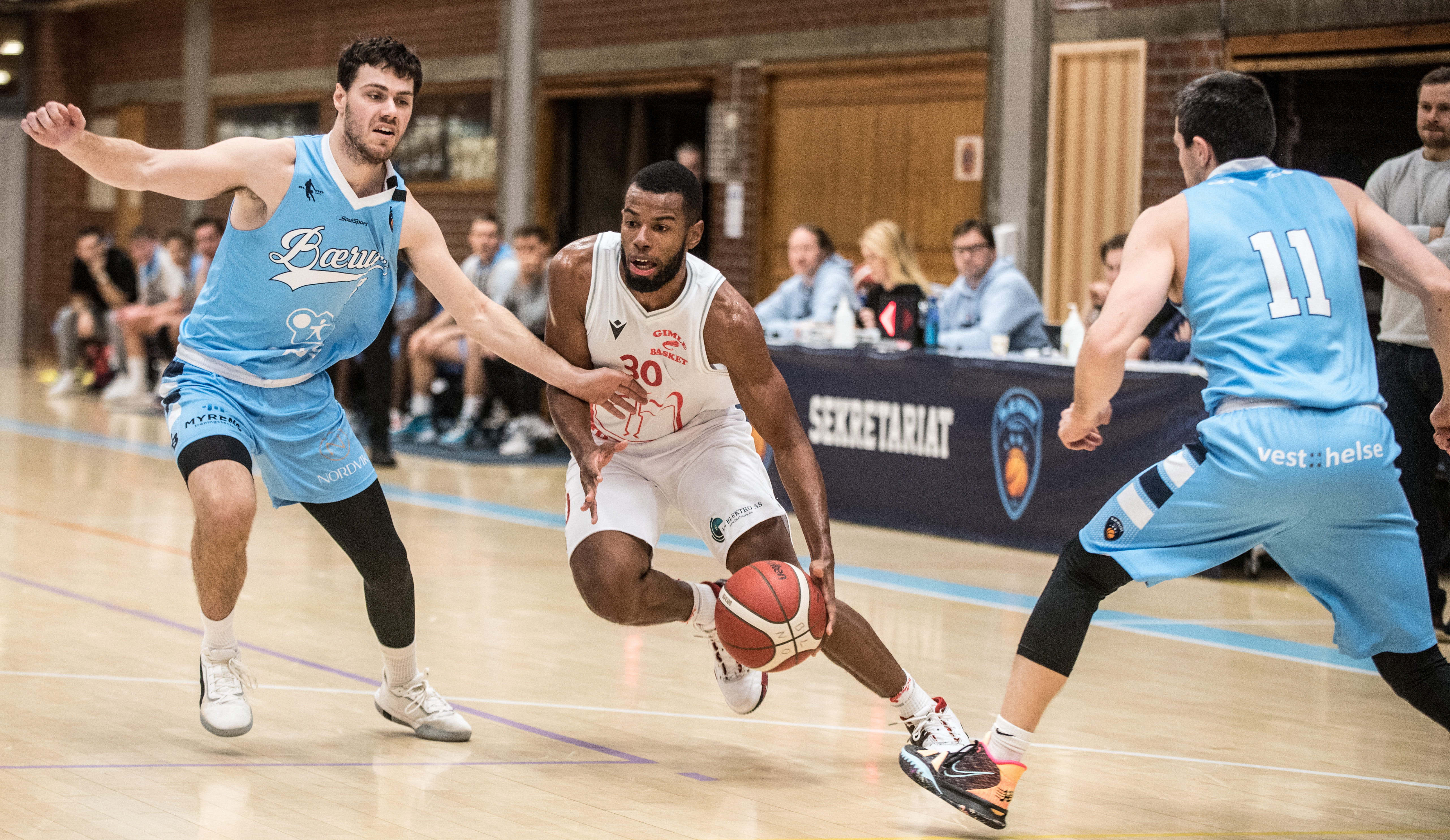 Gimle er seriemester og blir stor favoritt mot Ammerud i kvartfinale. Da kan Chaveres Flanigan møte Benjamin Alknes Cox (til venstre), Stian Mjøs og de øvrige Bærum-spillerne i semifinalen - hvis Bærum slår ut naboene Asker Aliens i sin kvartfinale.
FOTO: ERIK BERGLUND   