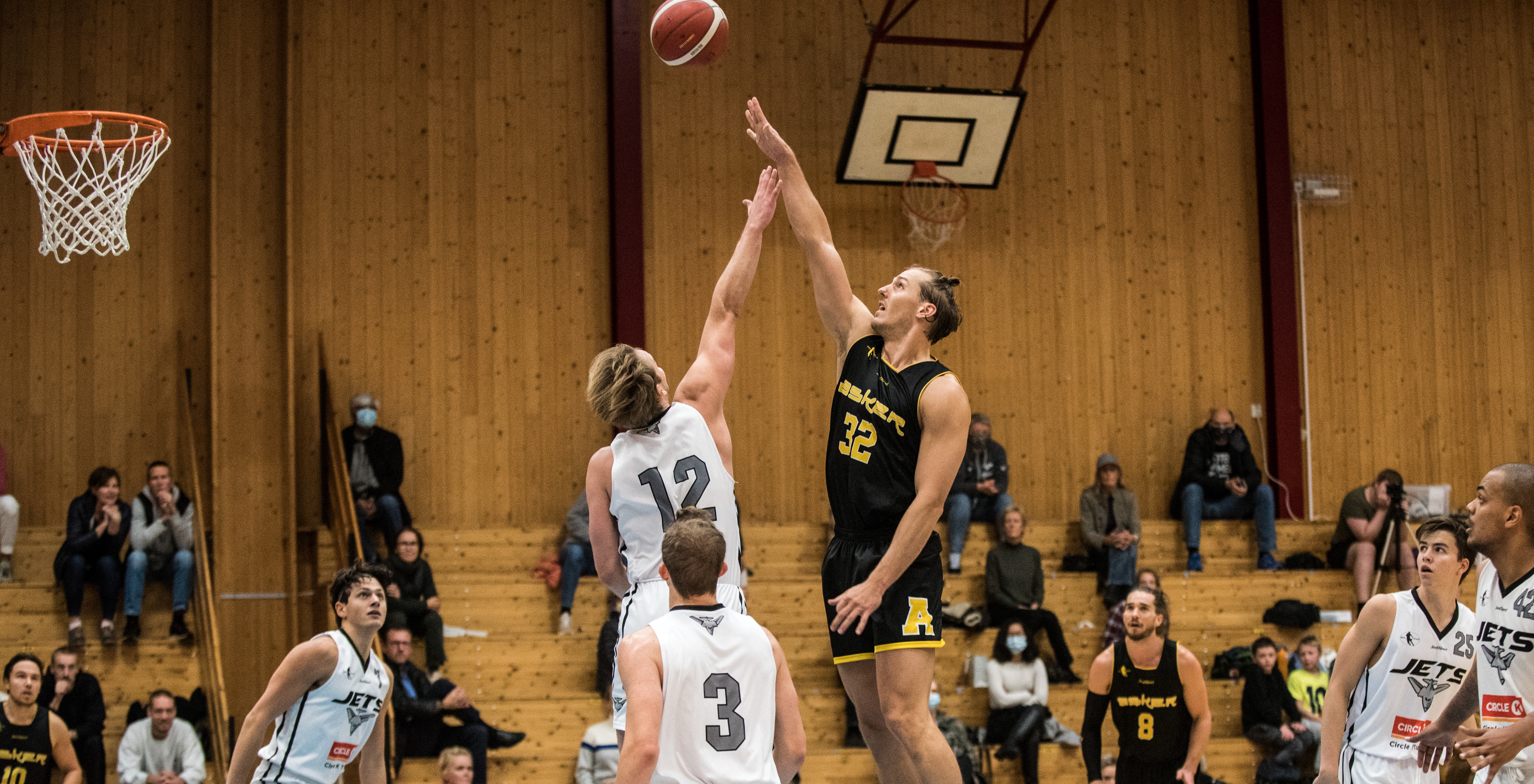 Aksel Bolin har fått skutt over Mats Selboe og legger to av sine 19 poeng i serieåpningen mot Nidaros Jets. De øvrige spillerne i bildet er fra venstre Ludvig Bergh, Mihajlo Krivokapic, Mikkel Aarnes (nr 3), Torgrim Sommerfeldt, Torkel Westby og Jakob Baiden.
FOTO: ERIK BERGLUND
