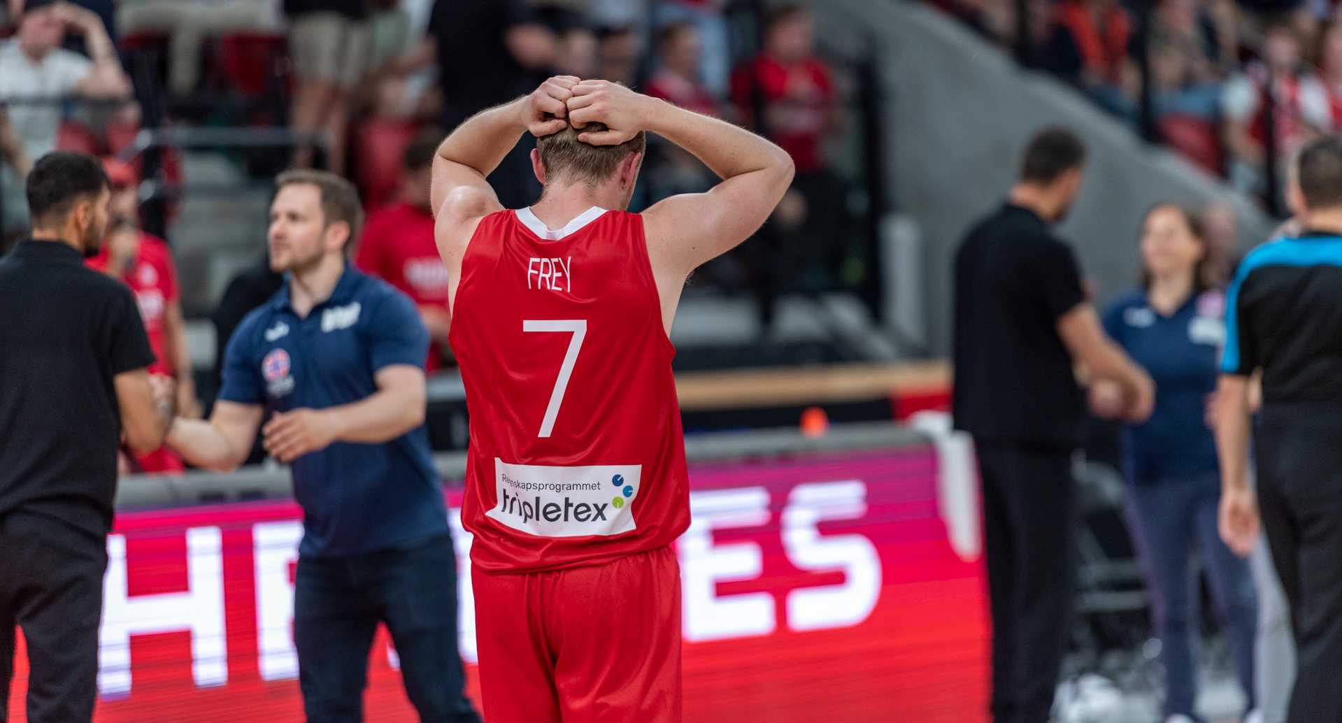 Så nær, og så bittert. Harald Eika Frey fortviler etter at Norges sluttspurt ikke var nok - og kampen mot danskene var tapt, 62-64.
FOTO: ASTRID HAGLAND GJERDE 