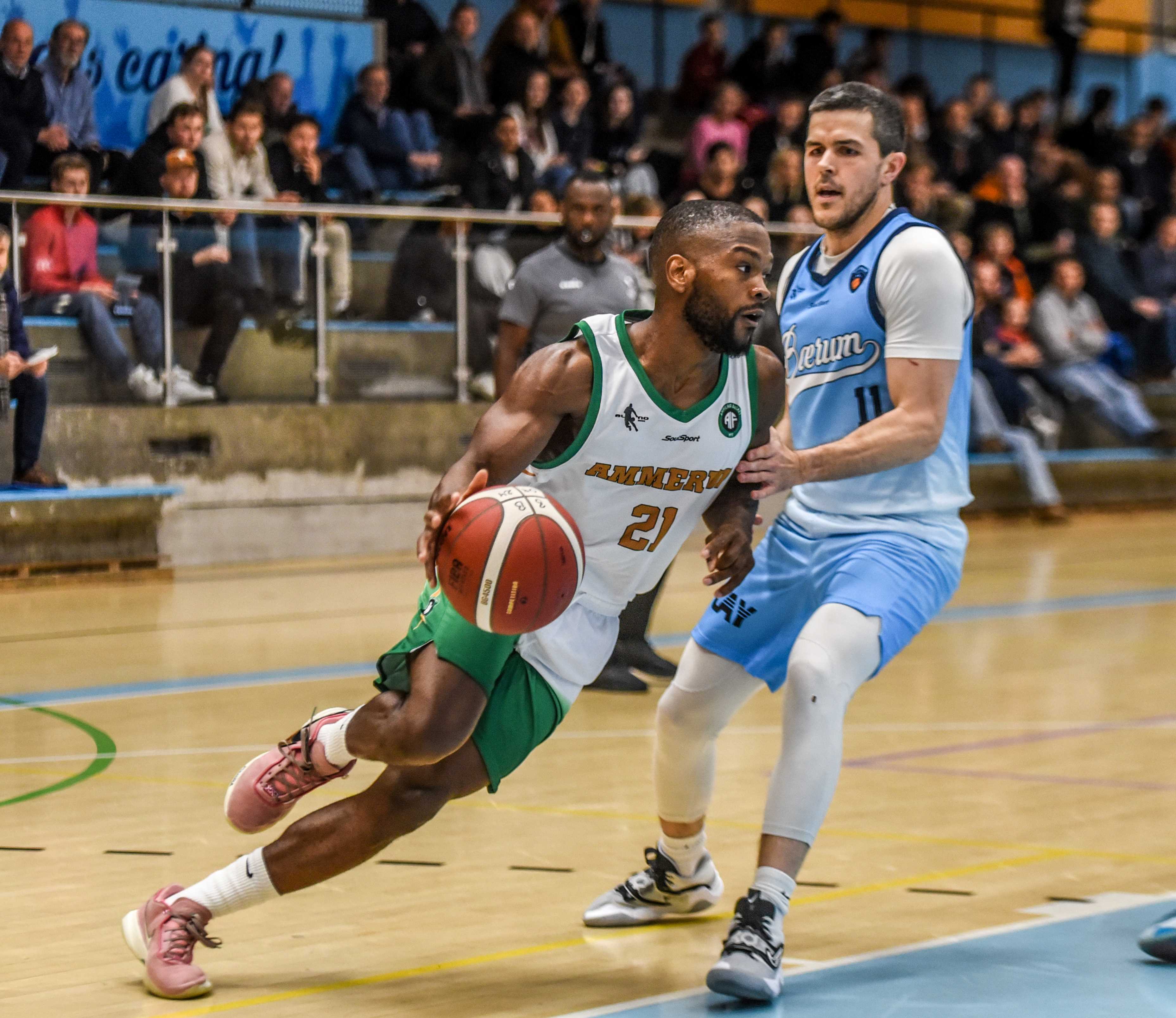 Stian Mjøs og Bærum hadde store problemer med å stoppe Ilarion Bonhomme i amerikanerens comeback for Ammerud. Pointguarden spilte samtlige 40 minutter og endte med 22 poeng, 7 assists og 6 returer.
FOTO: ERIK B. BERGLUND 